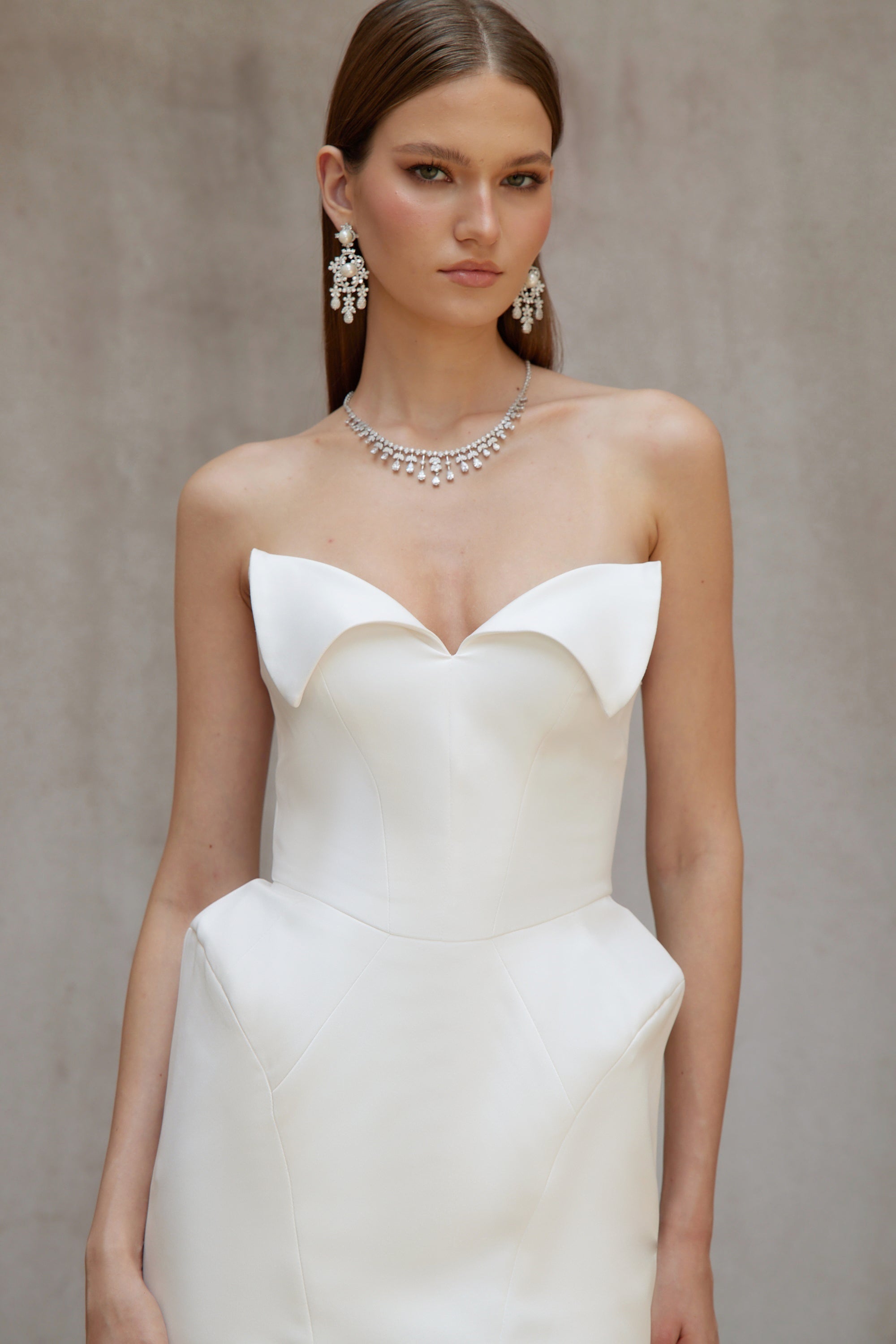 فستان ألبا الأبيض القصير ذو الخصر البرميلي