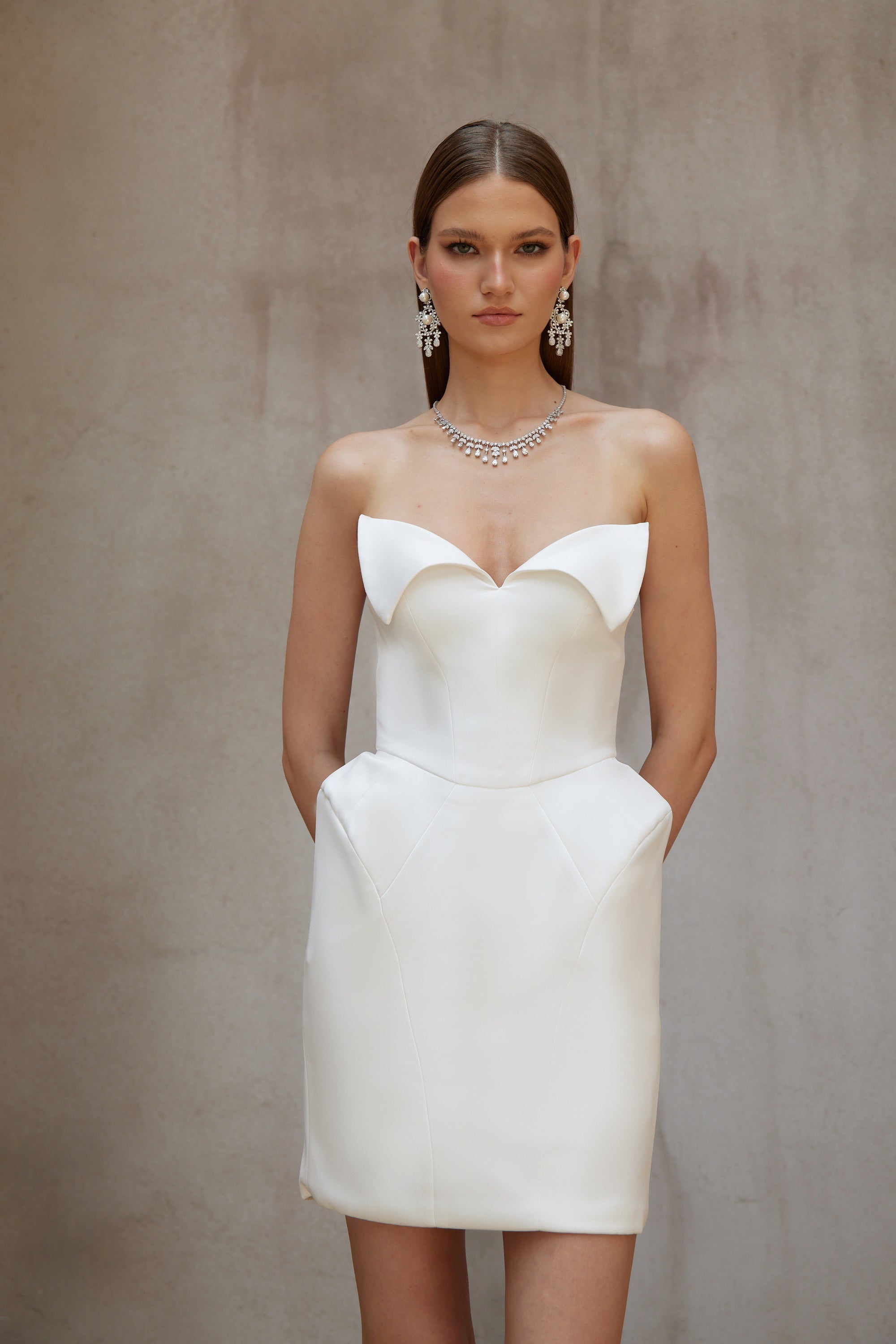 فستان ألبا الأبيض القصير ذو الخصر البرميلي