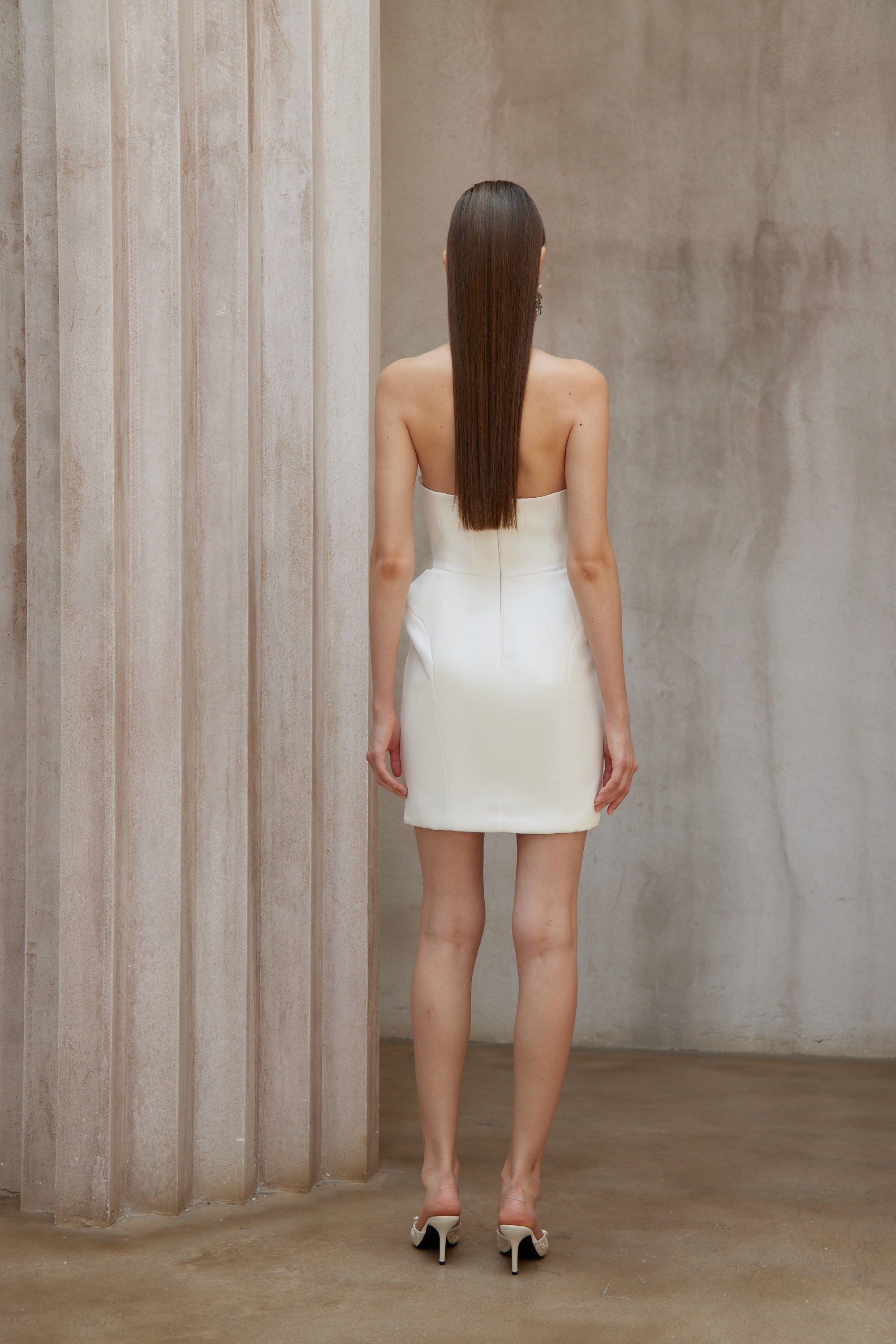 فستان ألبا الأبيض القصير ذو الخصر البرميلي