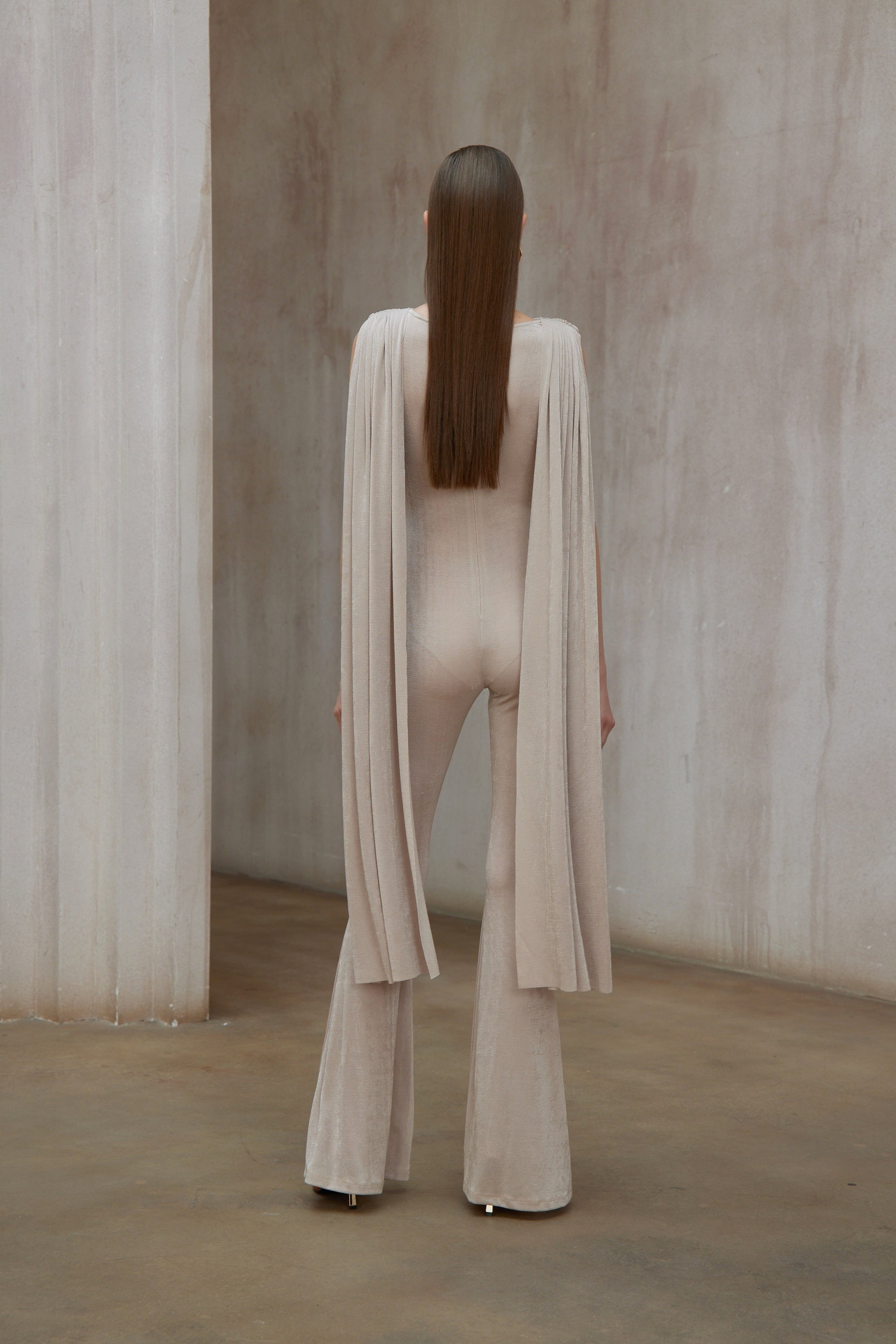 جمبسوت مخملي بتصميم محايد من كلاريس