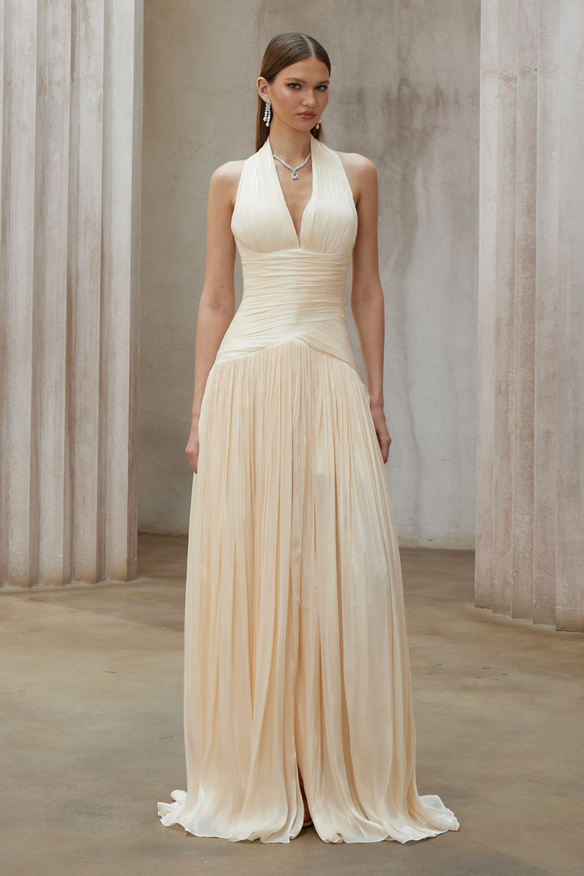 فستان ماكسي مكسّر باللون المحايد من يوراني