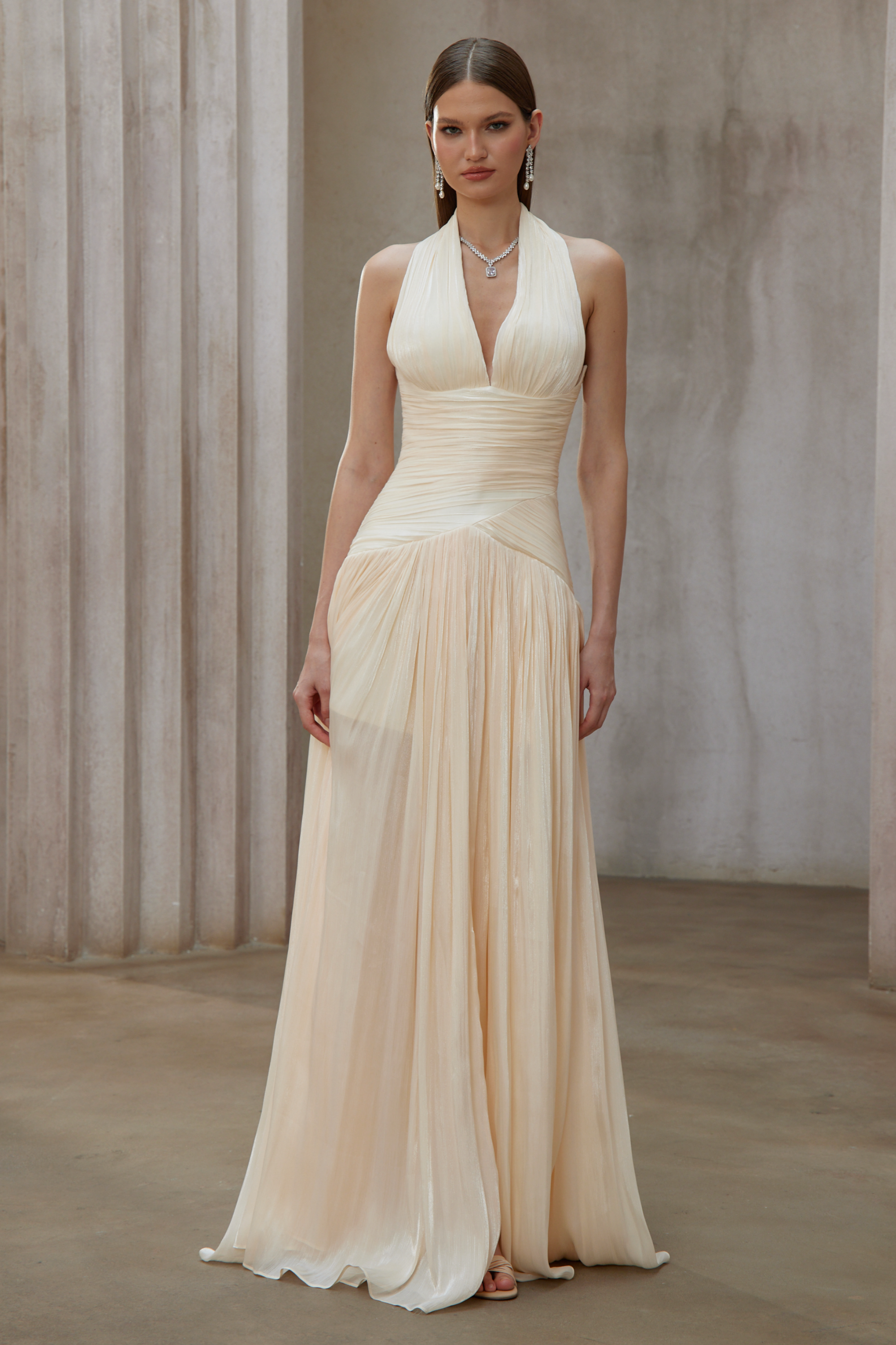 فستان ماكسي مكسّر باللون المحايد من يوراني