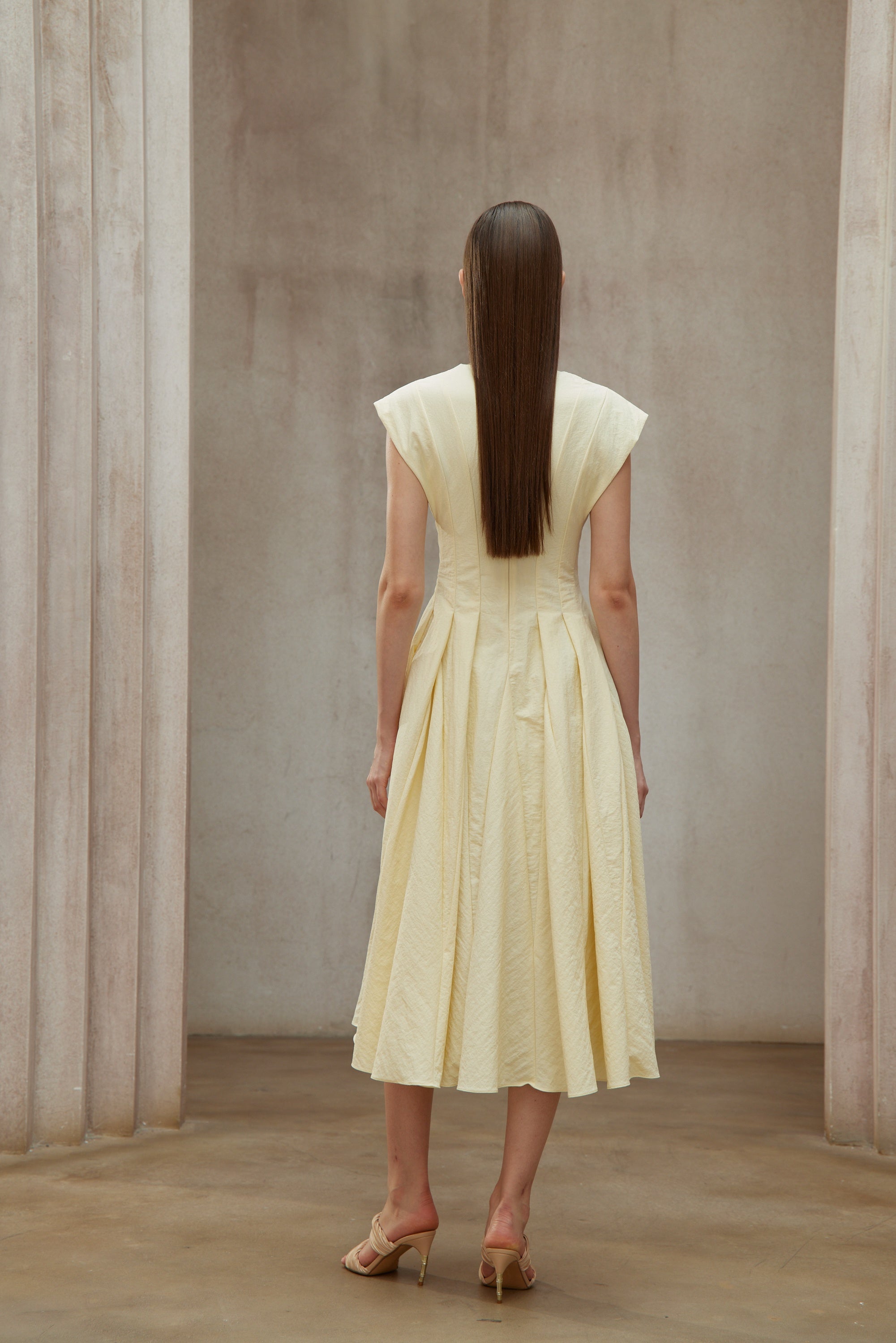 Amelie – Gelbes Midikleid mit Blütenbrosche