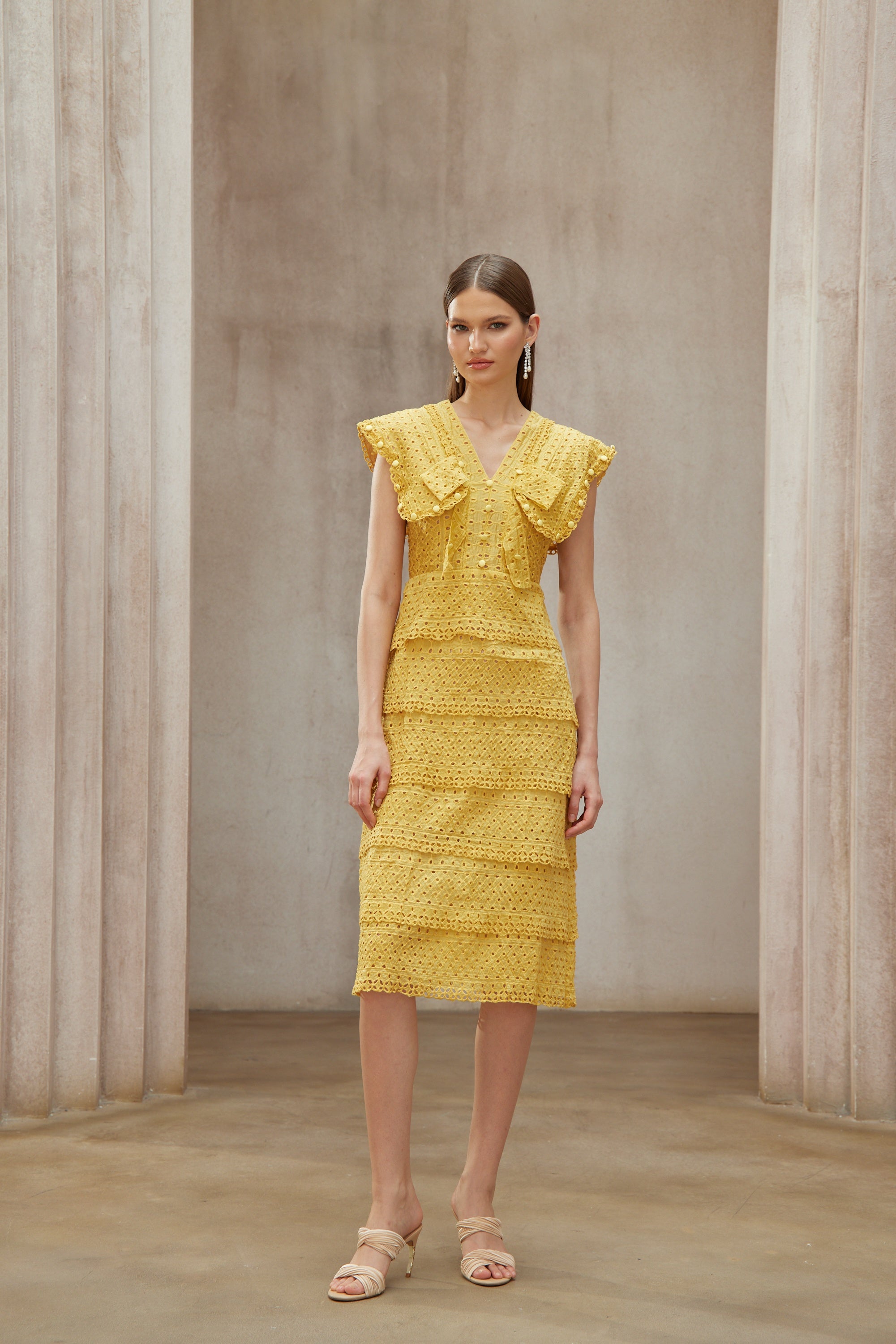 فستان فيدجي الأصفر المطرز متعدد الطبقات