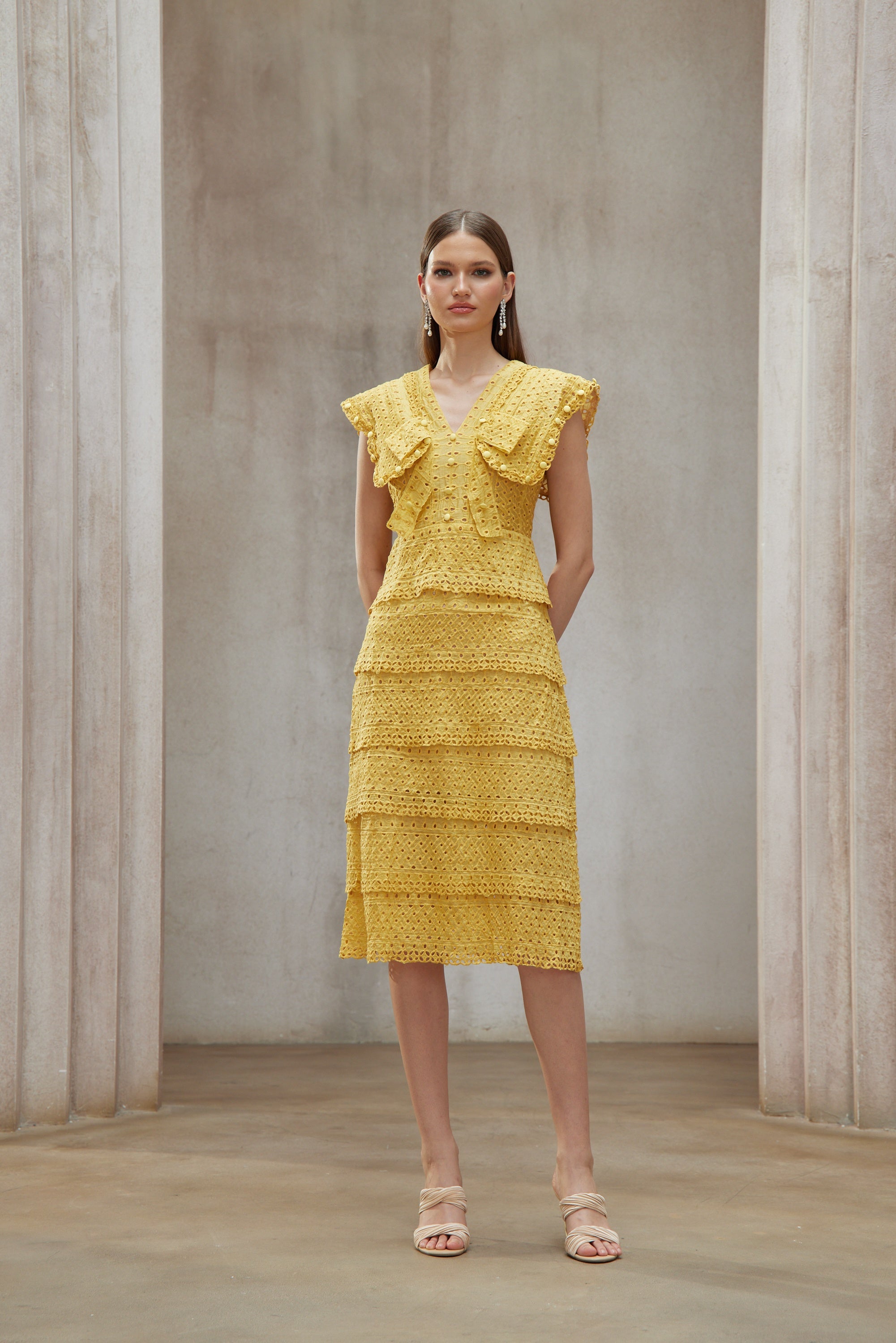 فستان فيدجي الأصفر المطرز متعدد الطبقات