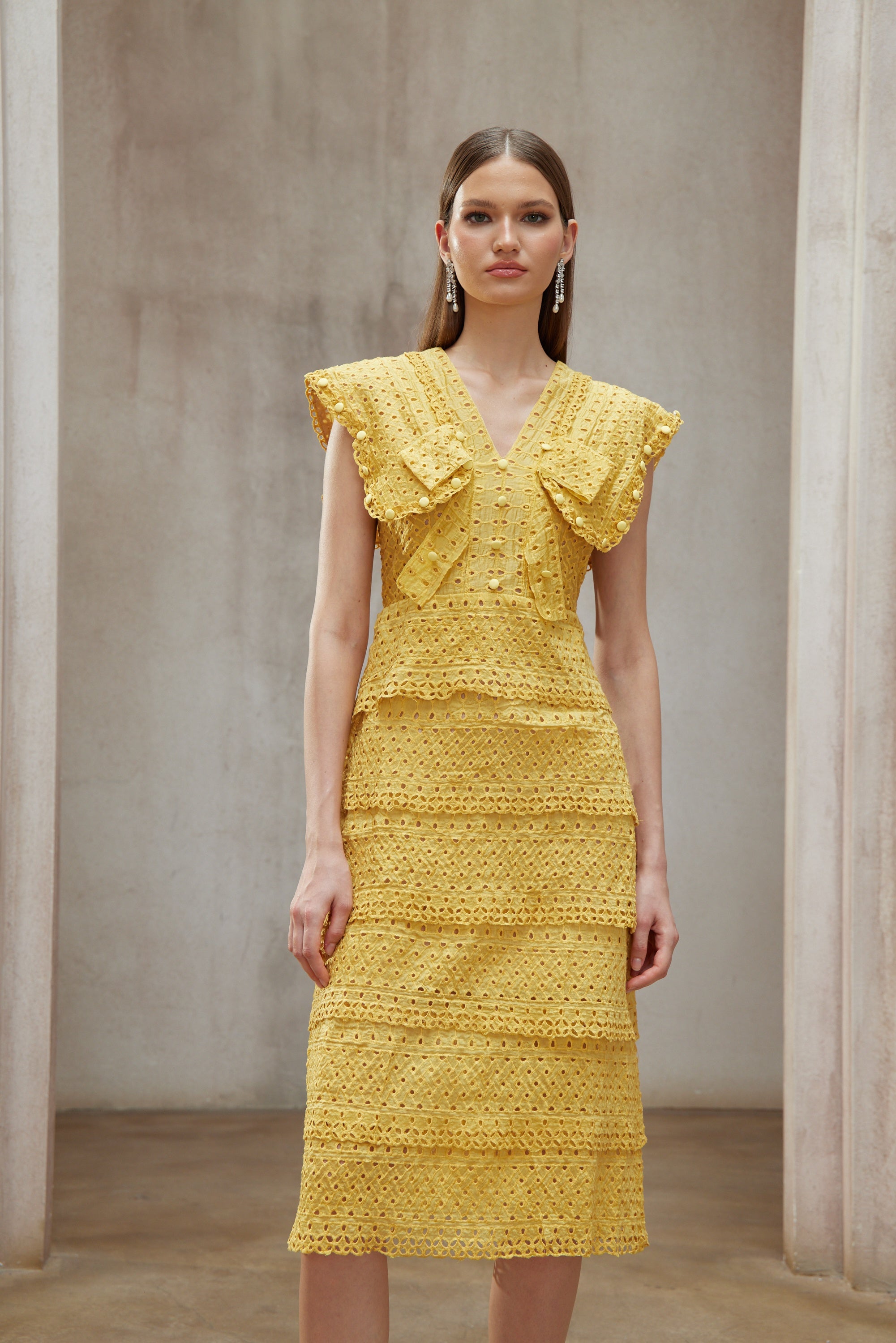 فستان فيدجي الأصفر المطرز متعدد الطبقات