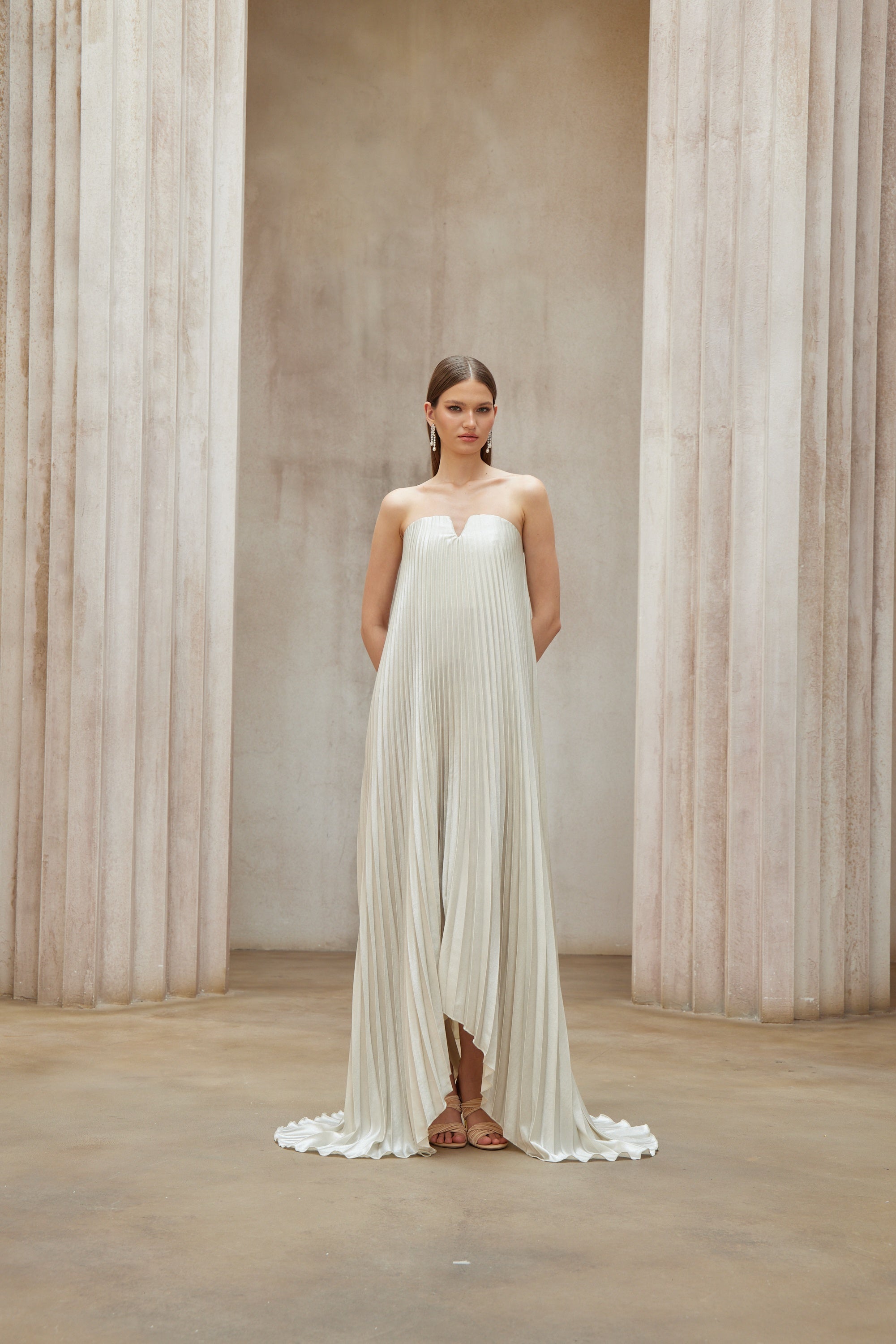 فستان ماكسي ساتان ذهبي مطوي بالكامل