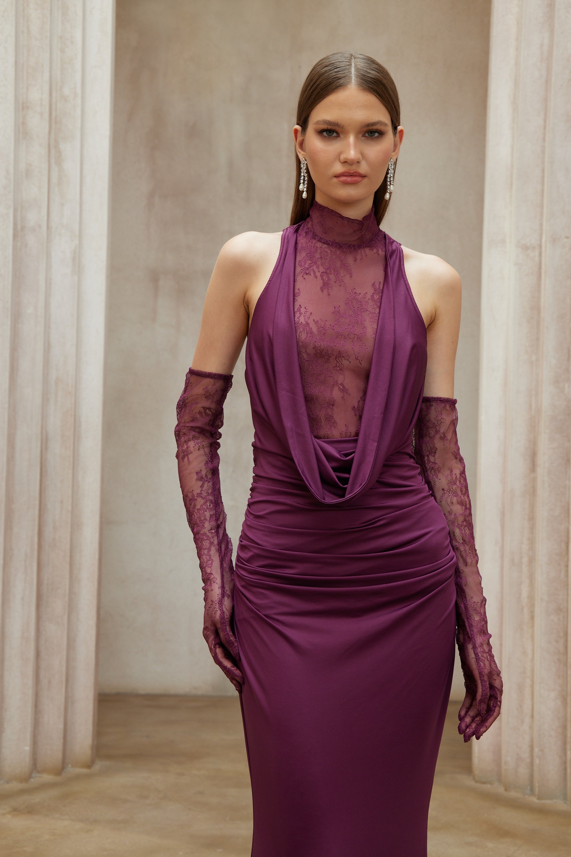 فستان طويل مزين بالدانتيل من Borbála باللون الأرجواني