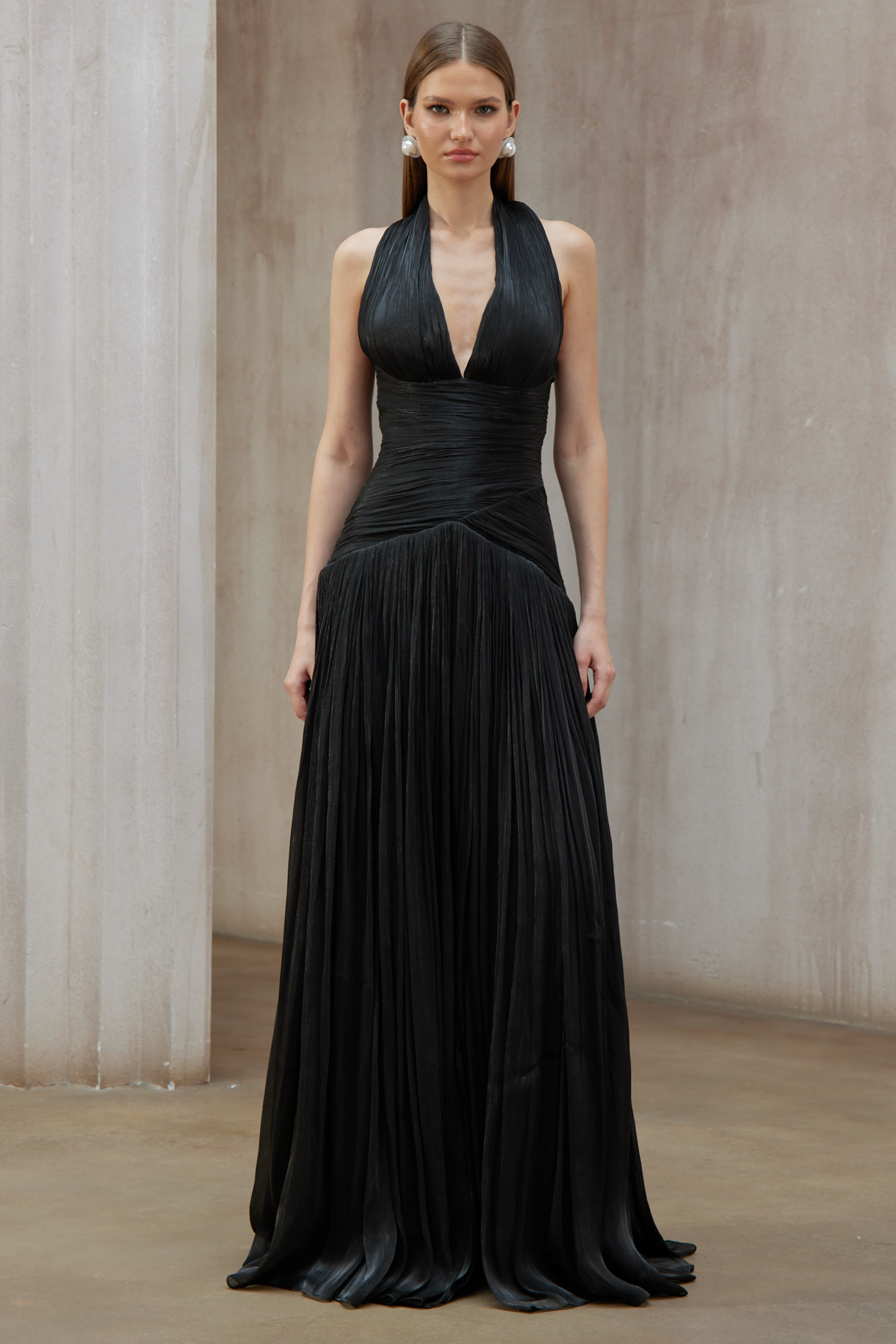 فستان ماكسي مكسّر باللون الأسود من يوراني