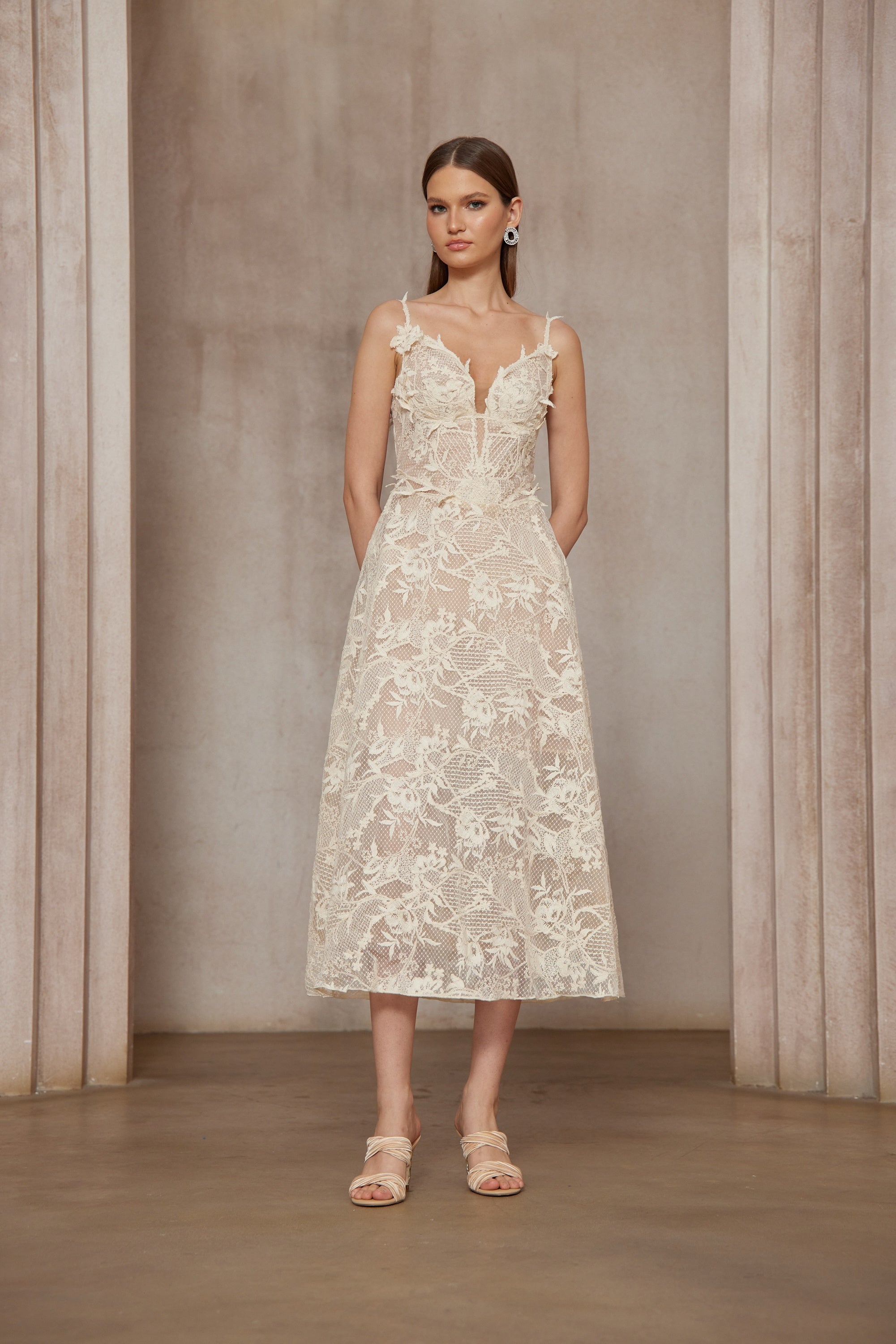 فستان متوسط ​​الطول من الدانتيل باللون الأبيض العنبر بدون أكمام