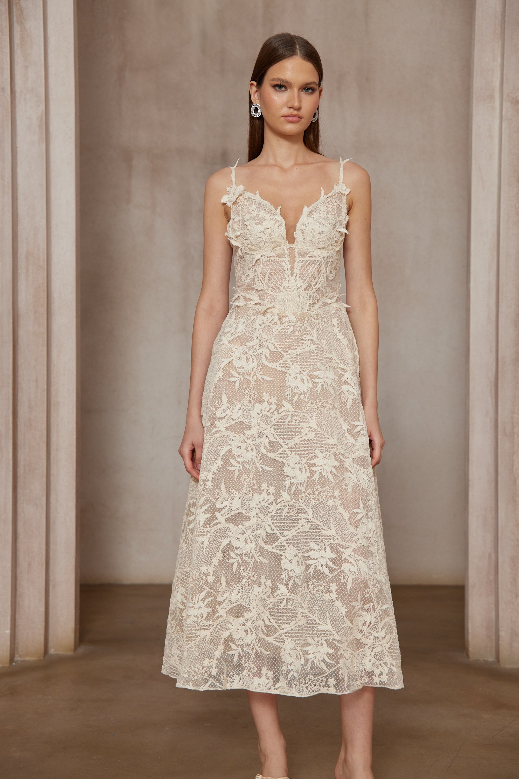 فستان متوسط ​​الطول من الدانتيل باللون الأبيض العنبر بدون أكمام