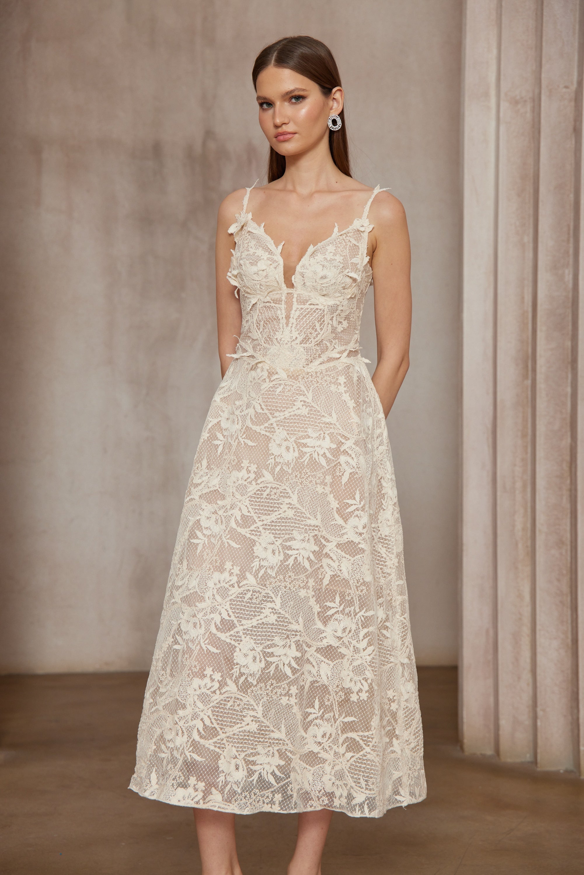 فستان متوسط ​​الطول من الدانتيل باللون الأبيض العنبر بدون أكمام