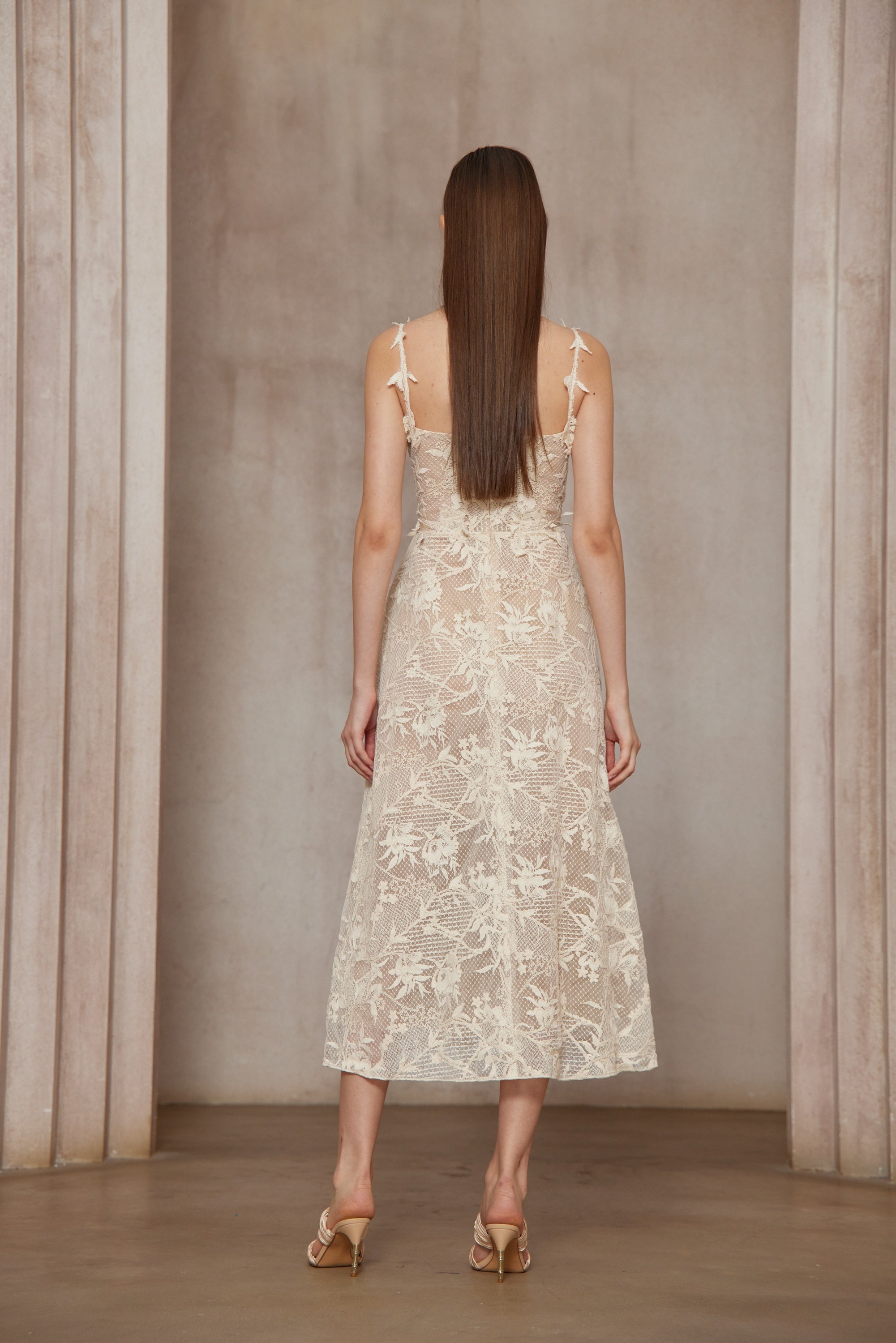 Ärmelloses Midikleid aus geblümter Spitze in Bernsteinweiß