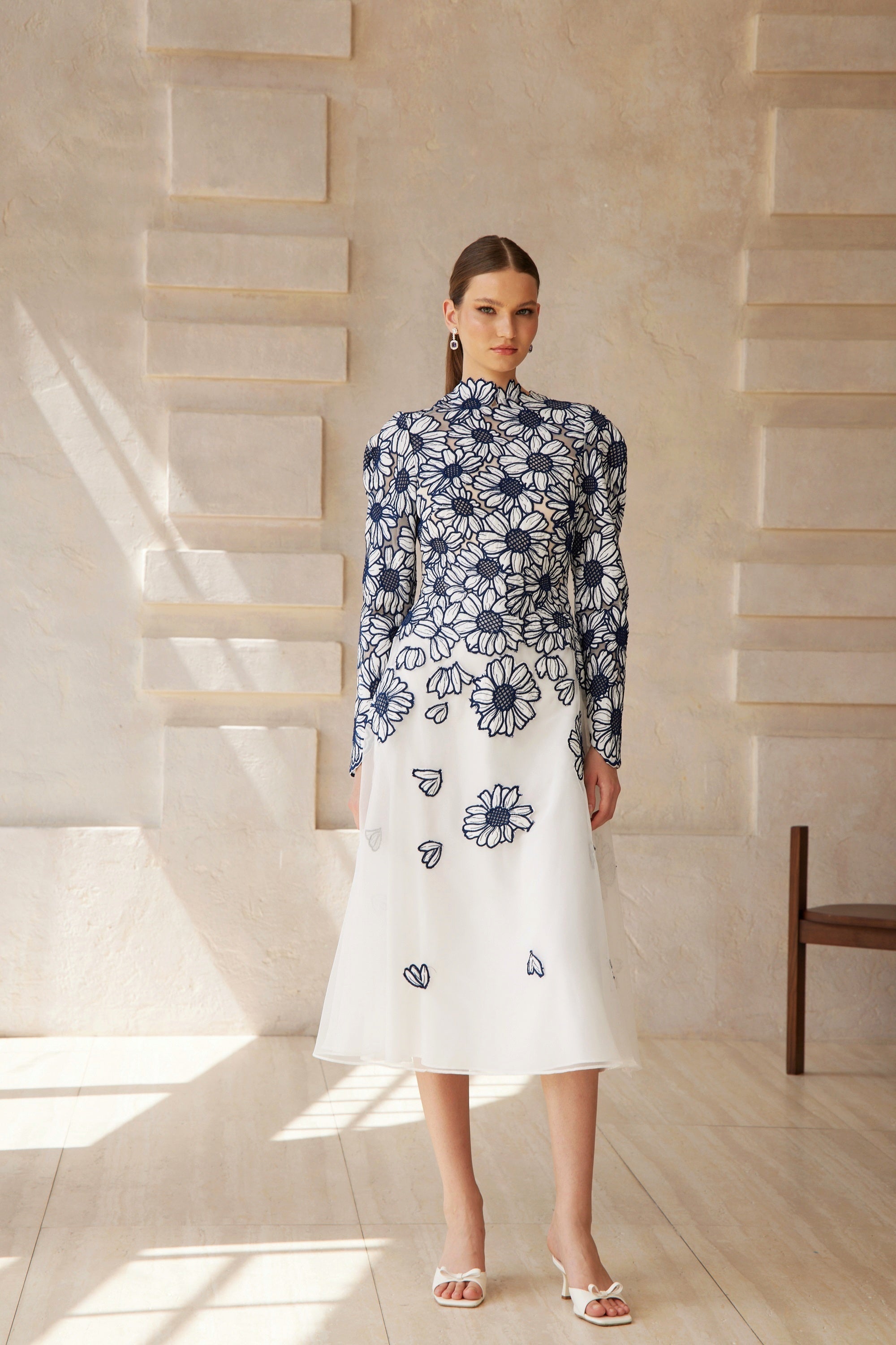 فستان كاميو أزرق متوسط ​​الطول من التول المطرز