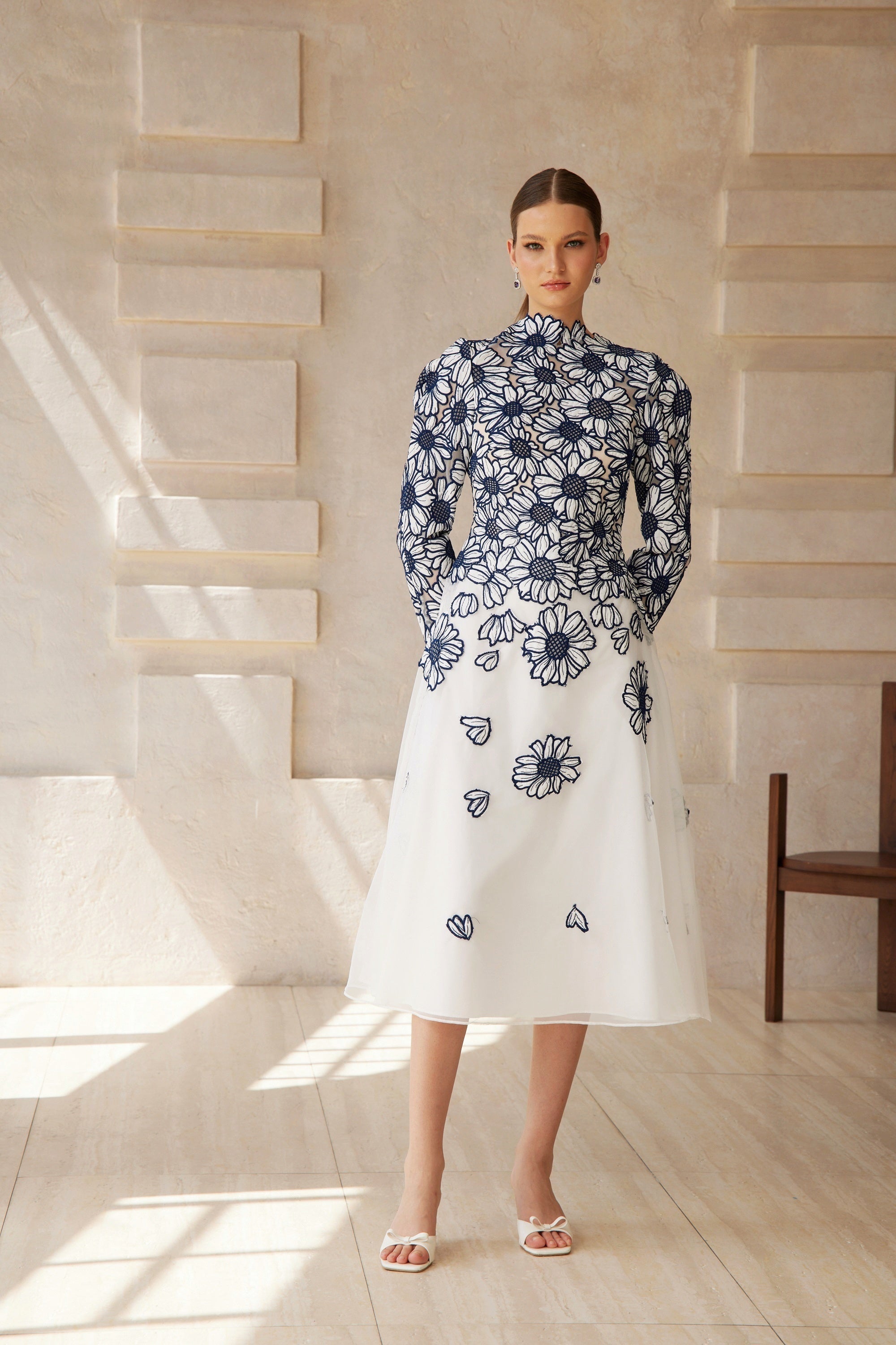 فستان كاميو أزرق متوسط ​​الطول من التول المطرز