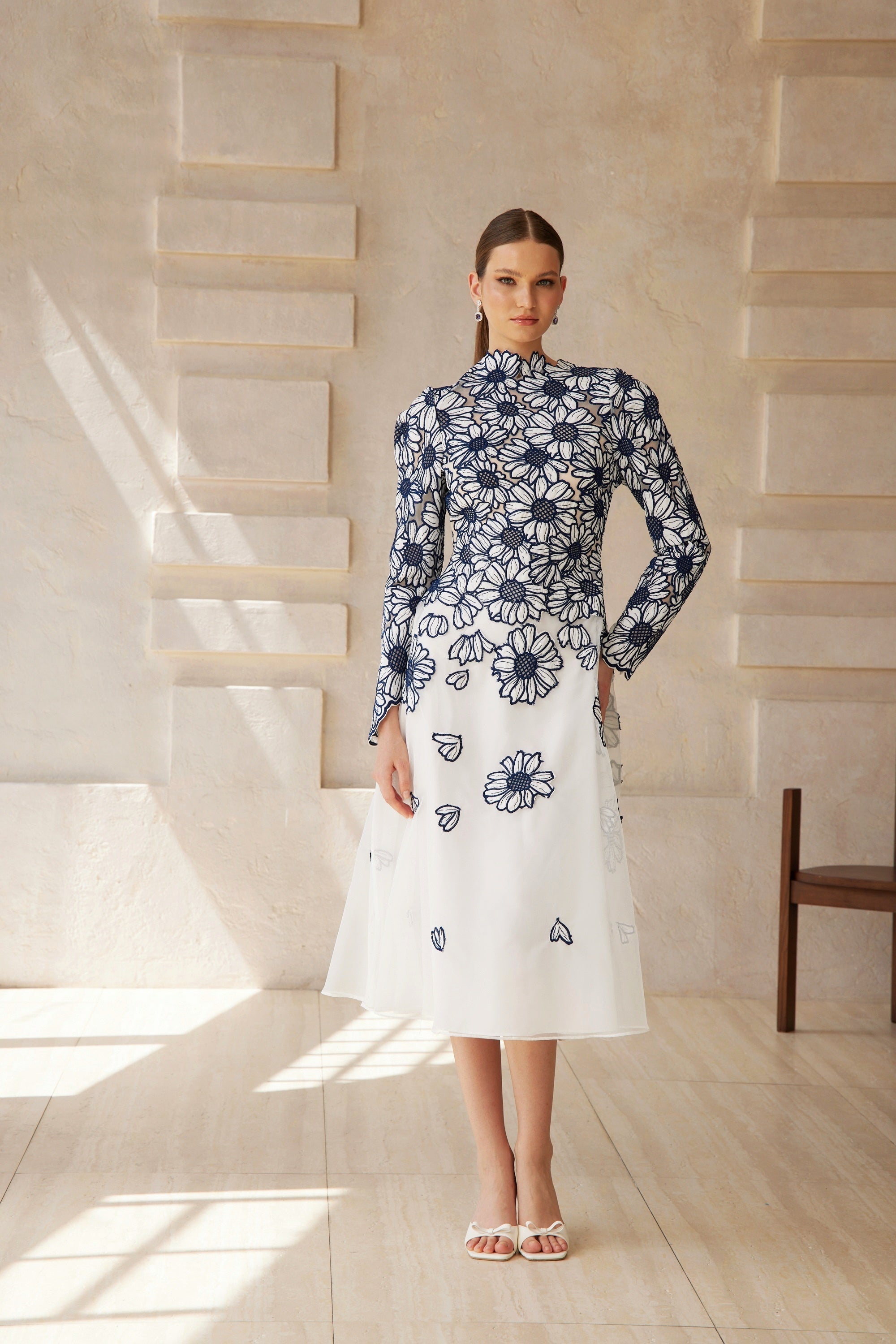 فستان كاميو أزرق متوسط ​​الطول من التول المطرز