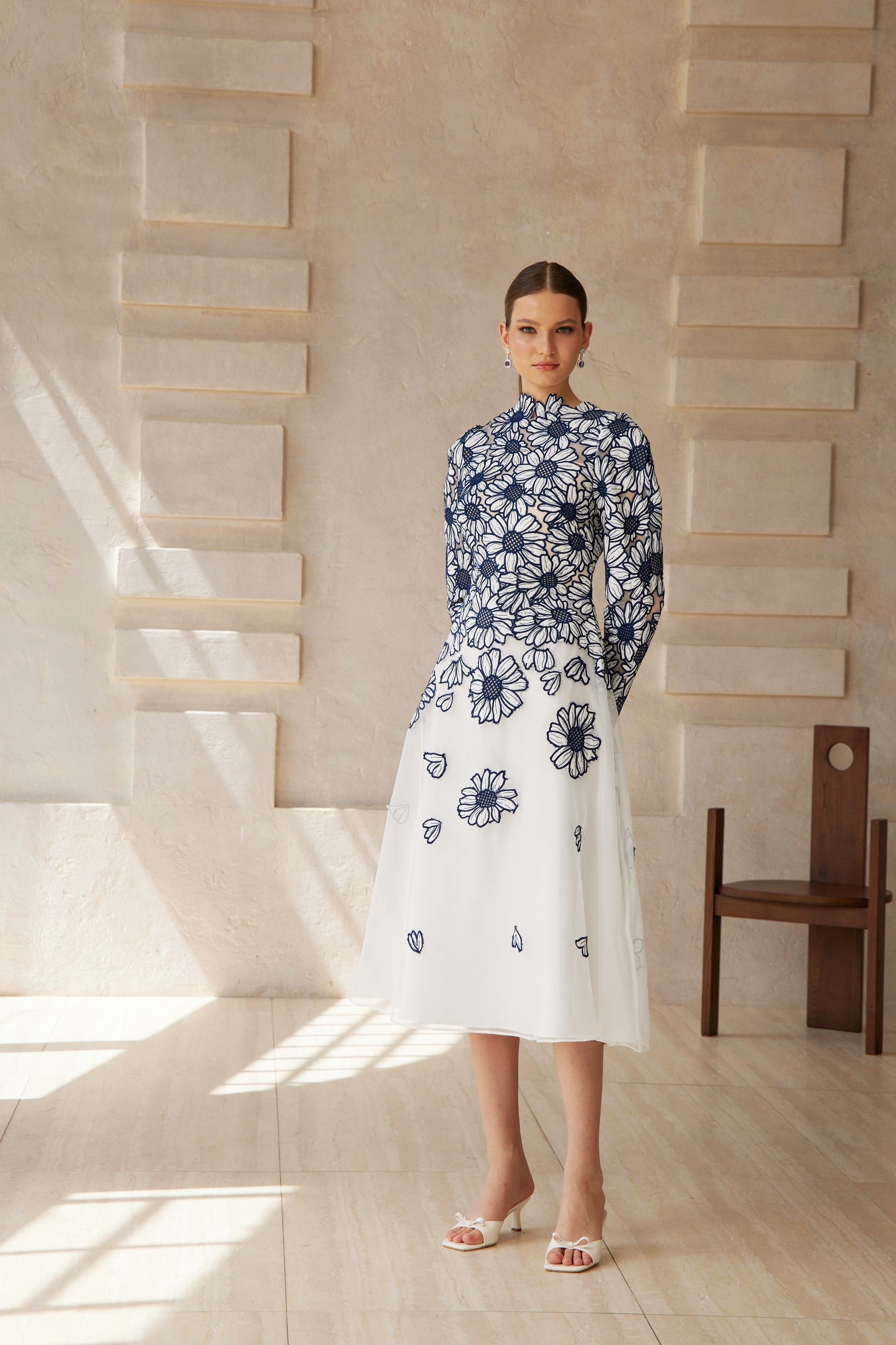 فستان كاميو أزرق متوسط ​​الطول من التول المطرز