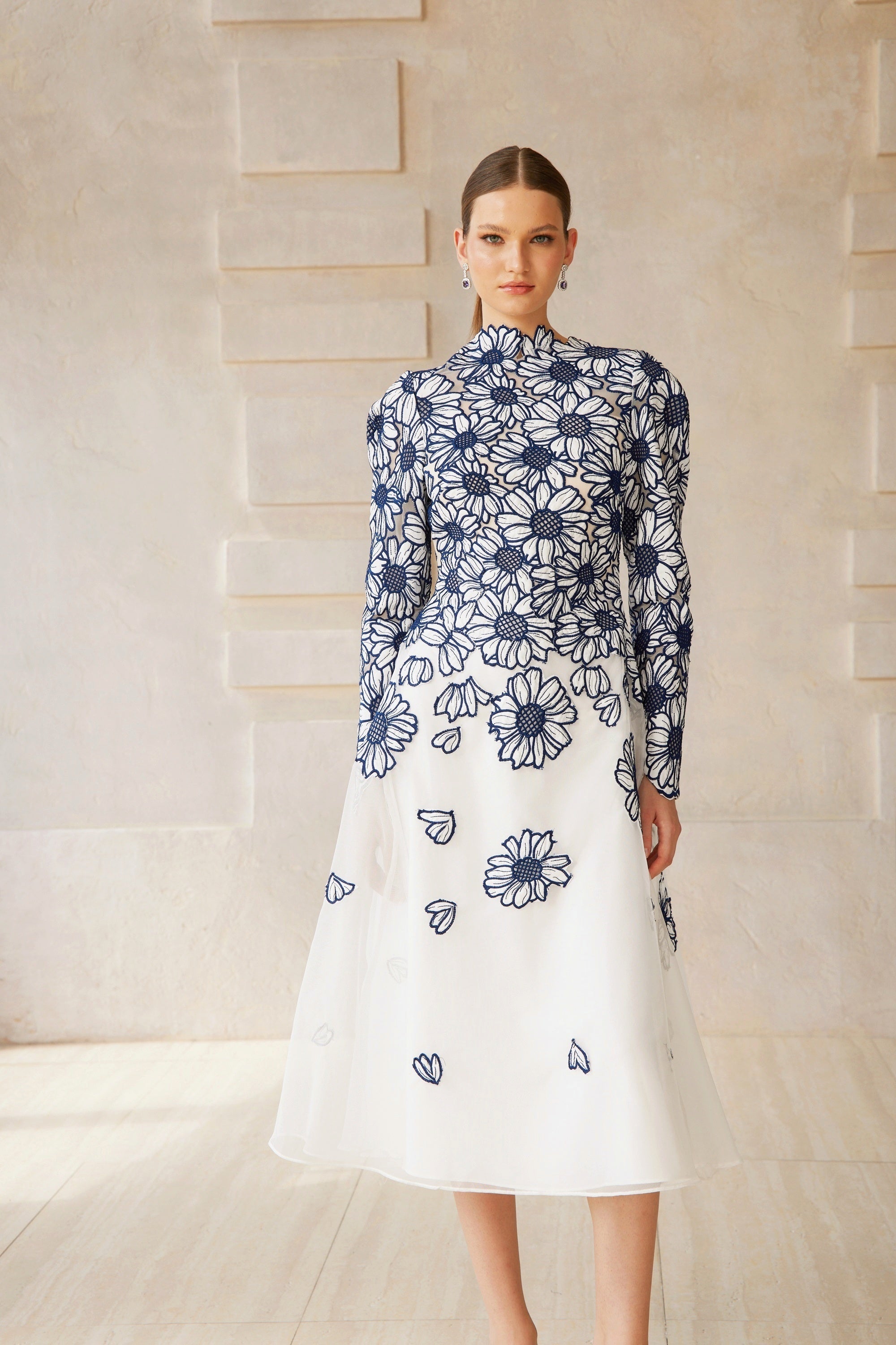 فستان كاميو أزرق متوسط ​​الطول من التول المطرز