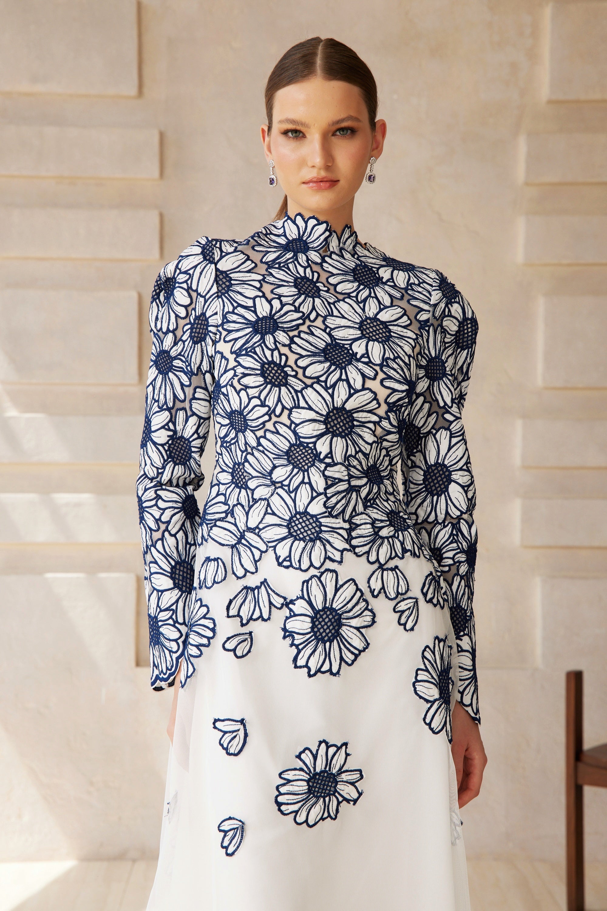 فستان كاميو أزرق متوسط ​​الطول من التول المطرز