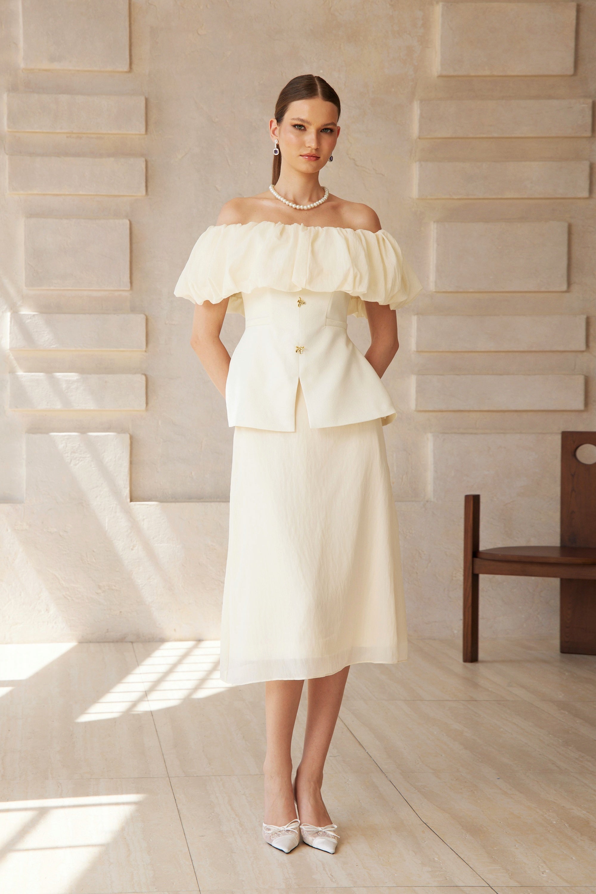 طقم توب وتنورة ديانت الأبيض مكشوف الأكتاف ذو الطيات