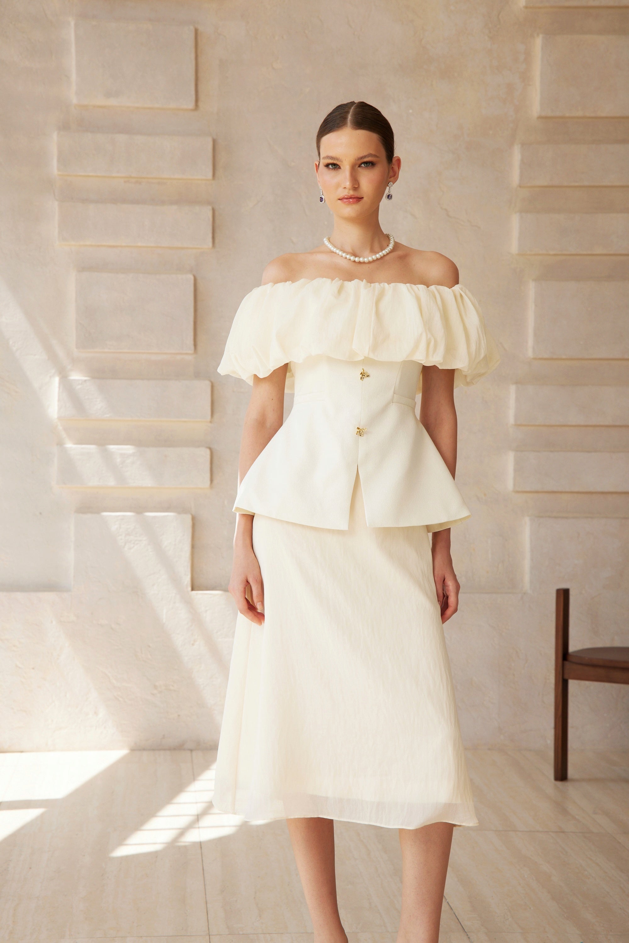 طقم توب وتنورة ديانت الأبيض مكشوف الأكتاف ذو الطيات