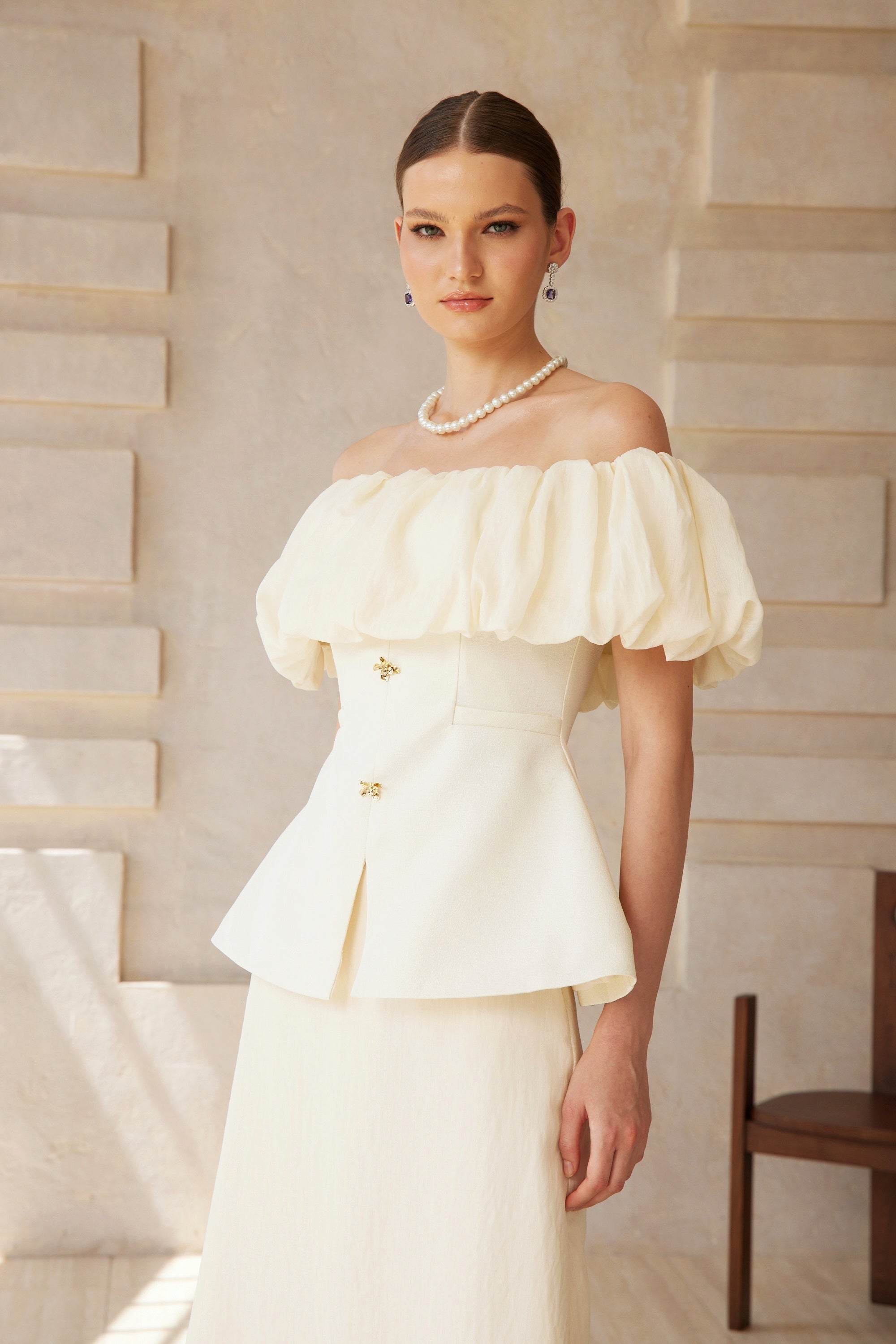 طقم توب وتنورة ديانت الأبيض مكشوف الأكتاف ذو الطيات