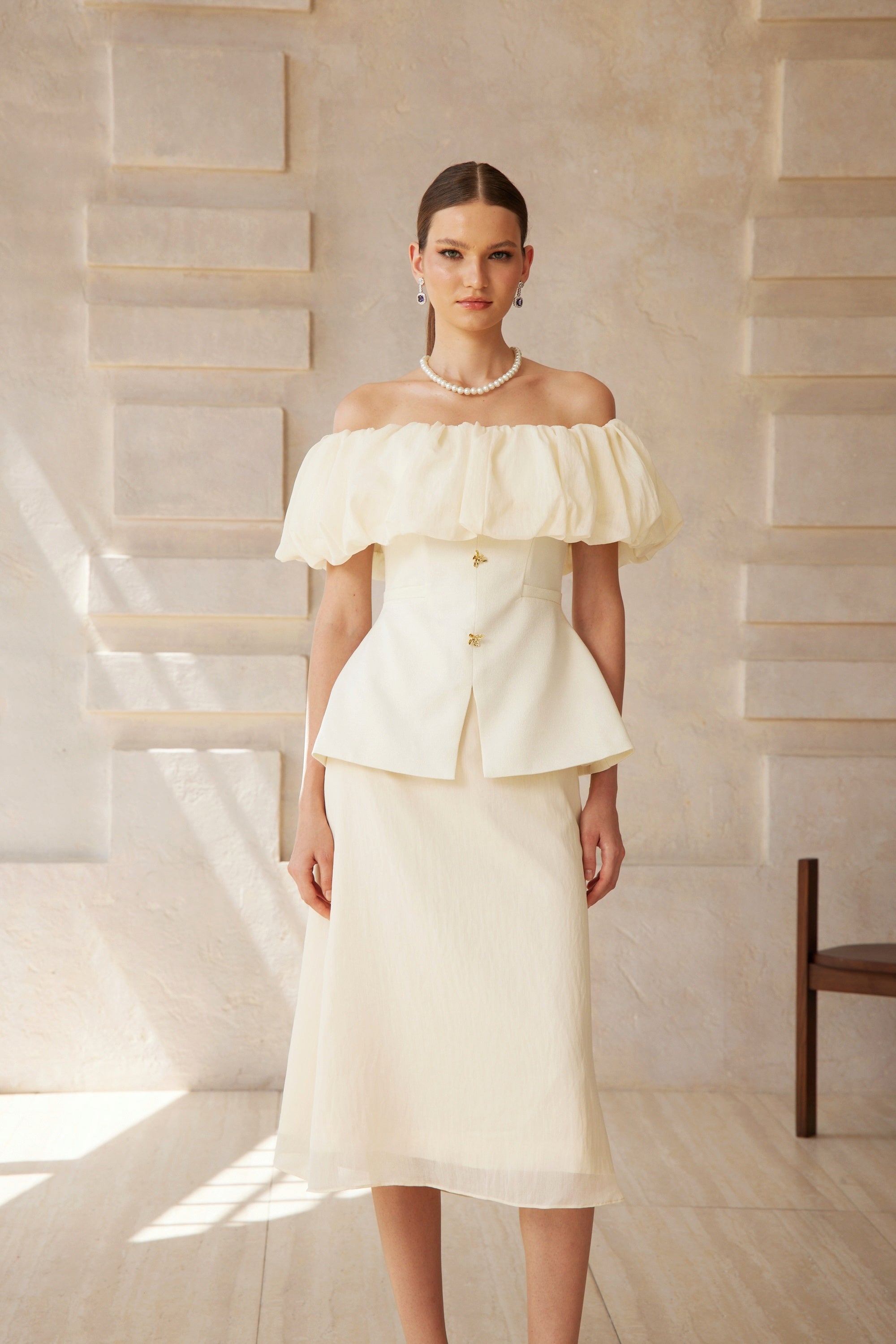 طقم توب وتنورة ديانت الأبيض مكشوف الأكتاف ذو الطيات