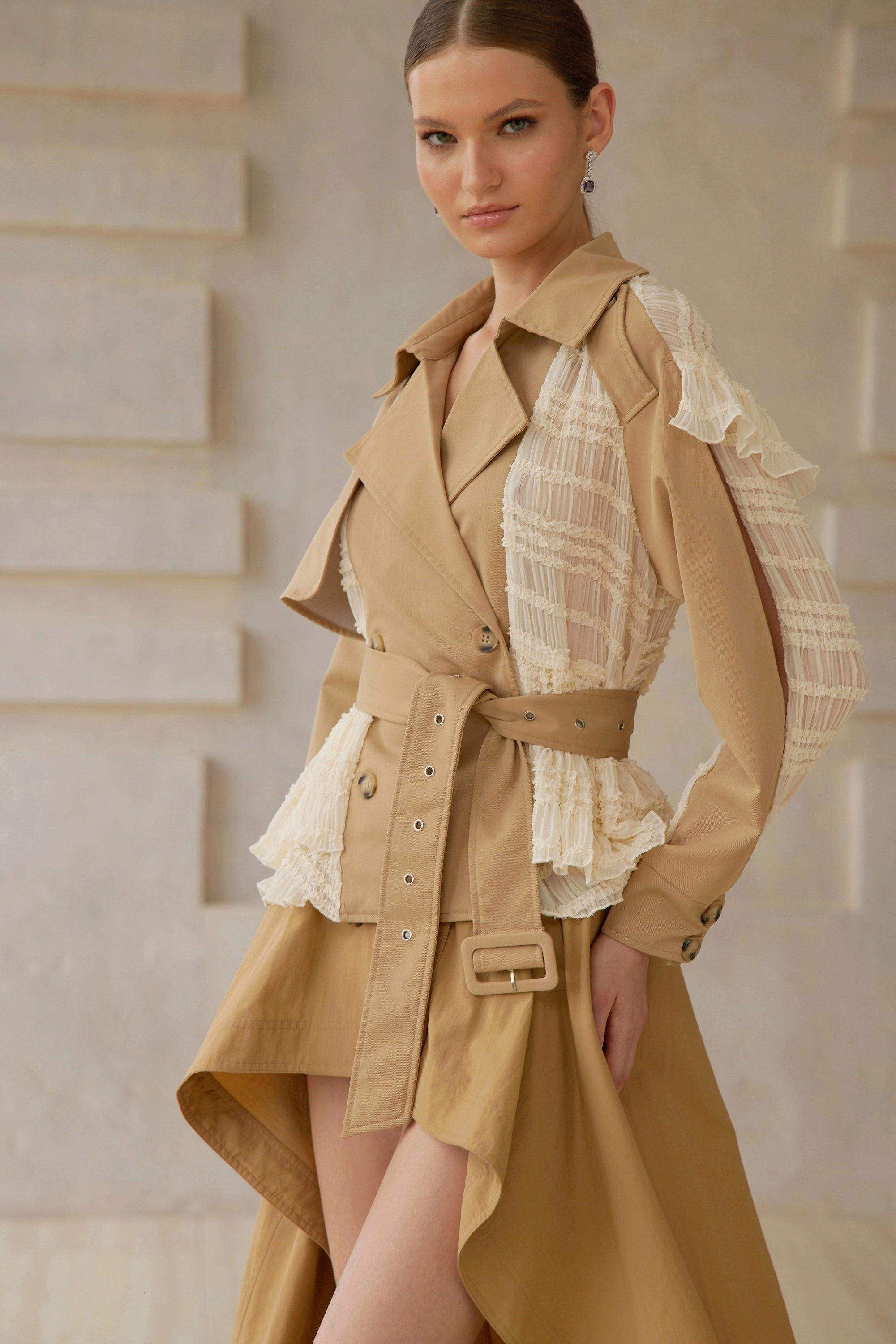 معطف ترينش قصير من Sara بلون الكاكي مع أجزاء من الدانتيل