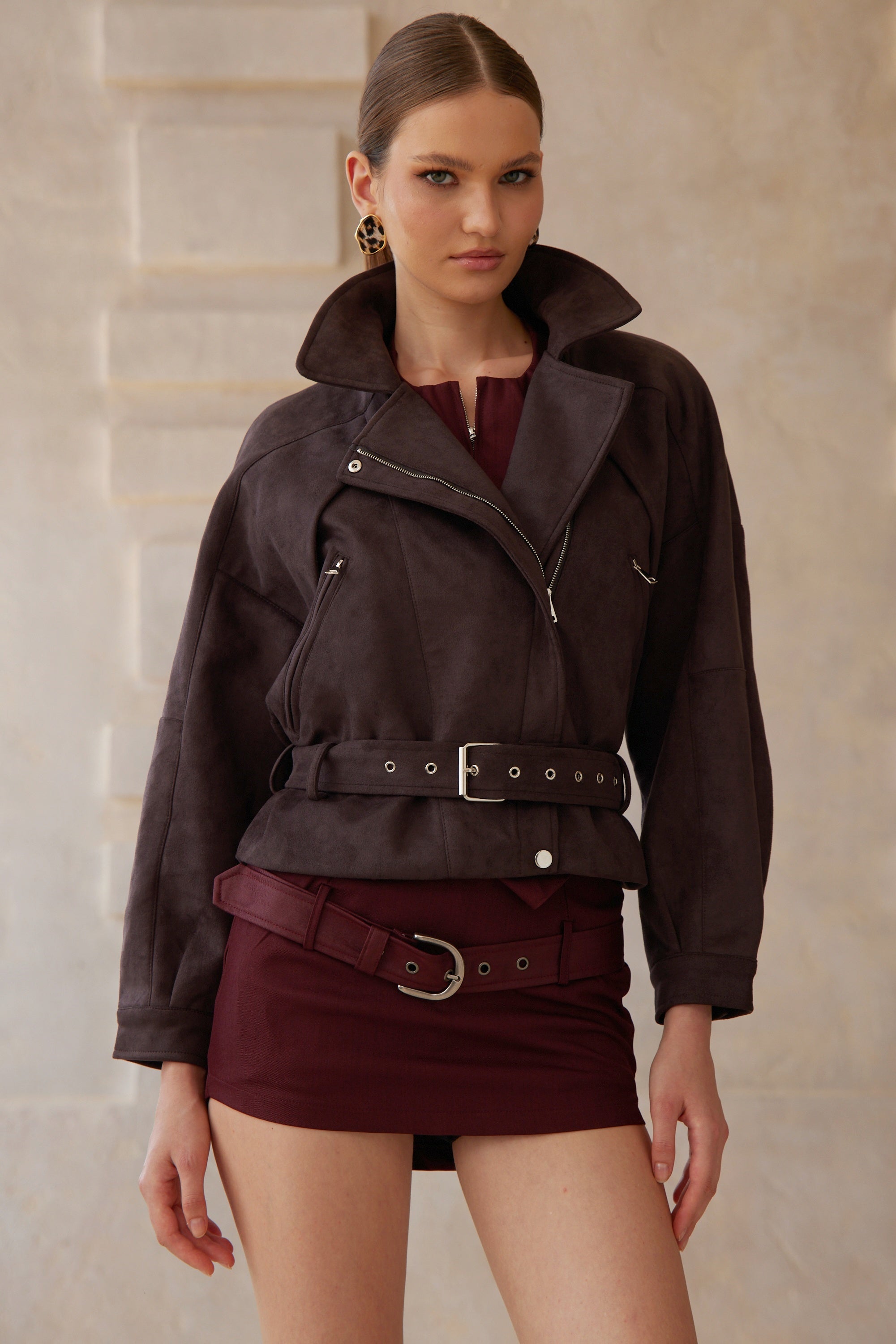 معطف لورا براون القصير من جلد الغزال مع حزام على الخصر