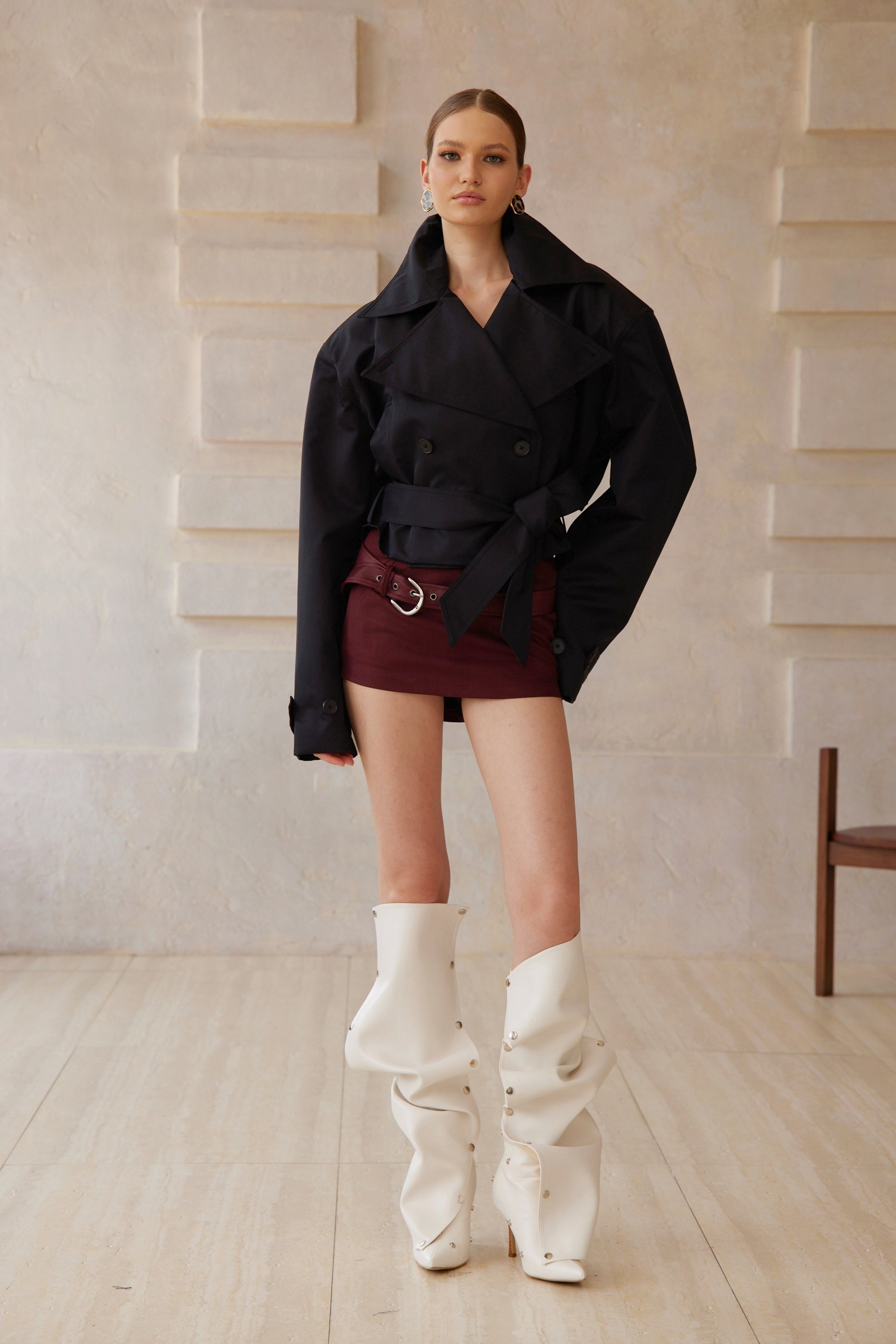 معطف ترنش قصير من أفريل أسود بحزام على الخصر