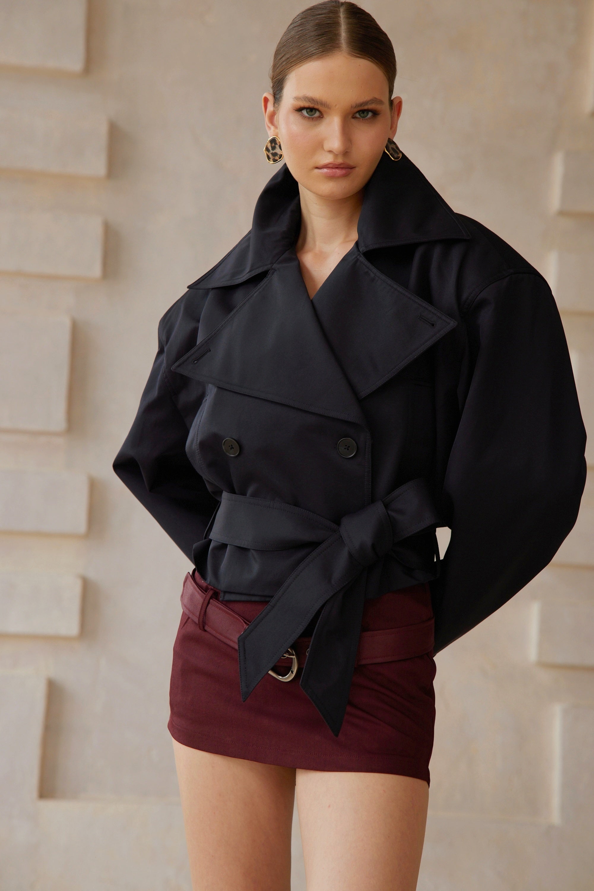 معطف ترنش قصير من أفريل أسود بحزام على الخصر