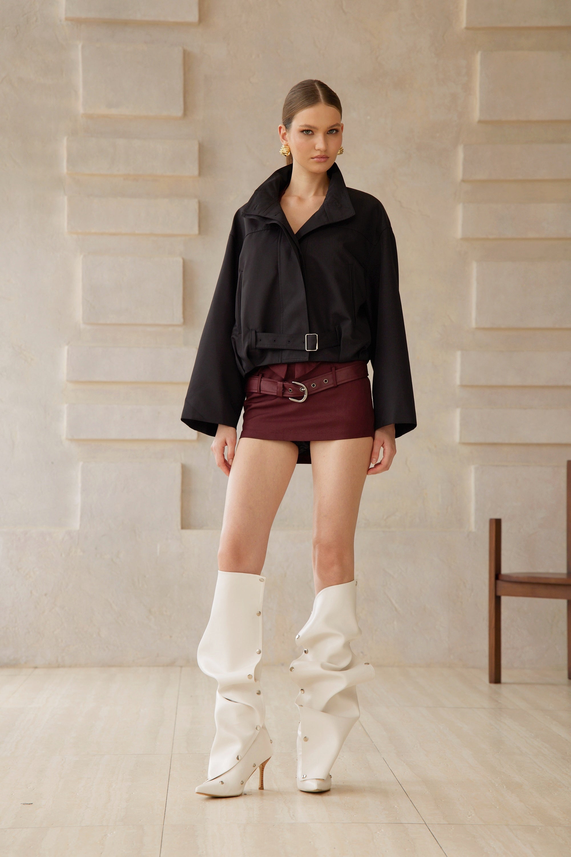 معطف ترينش قصير أسود بتصميم بوليت بتعليقة خصر.