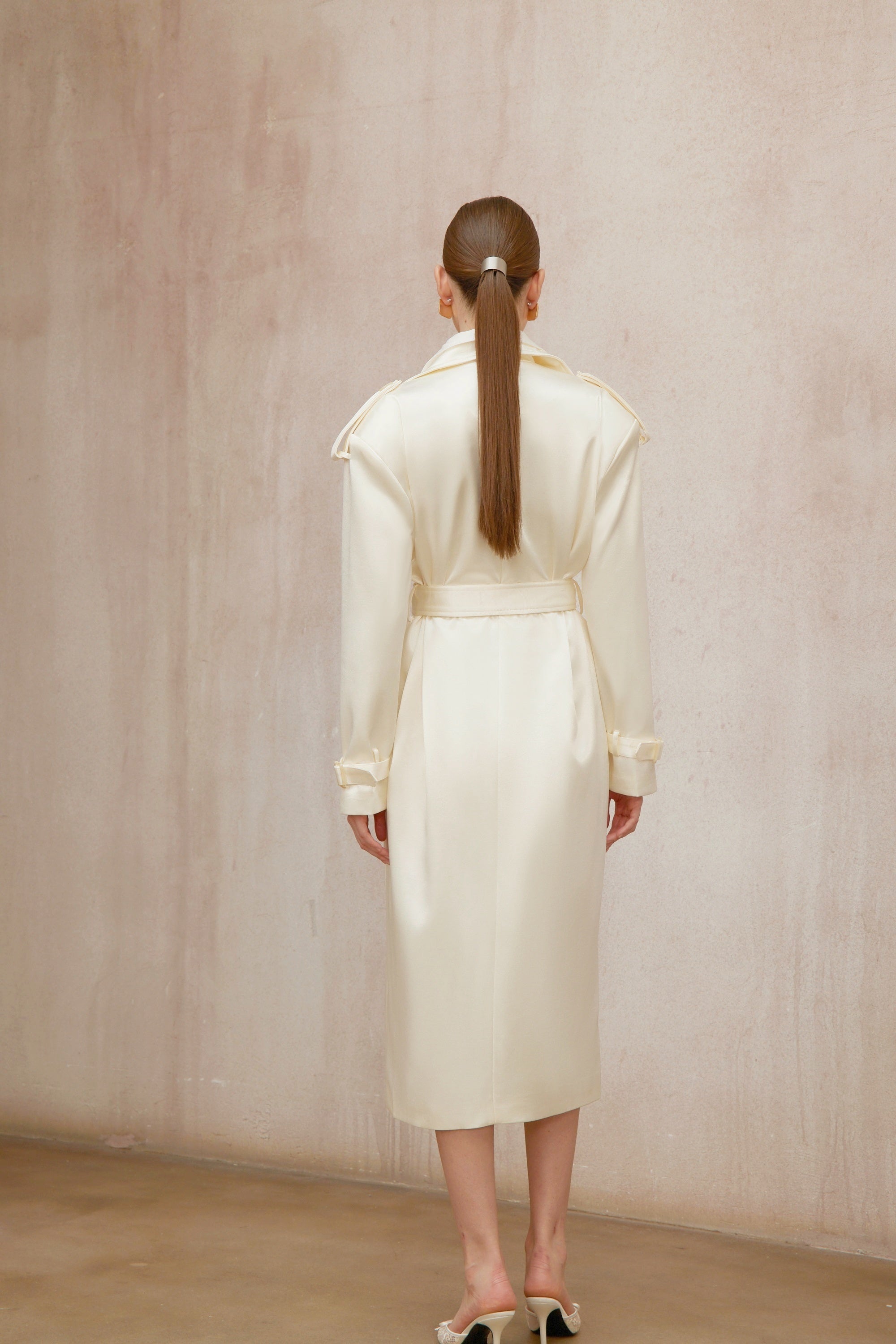 Amélie Cremeweißer Satin-Trenchcoat in Langform