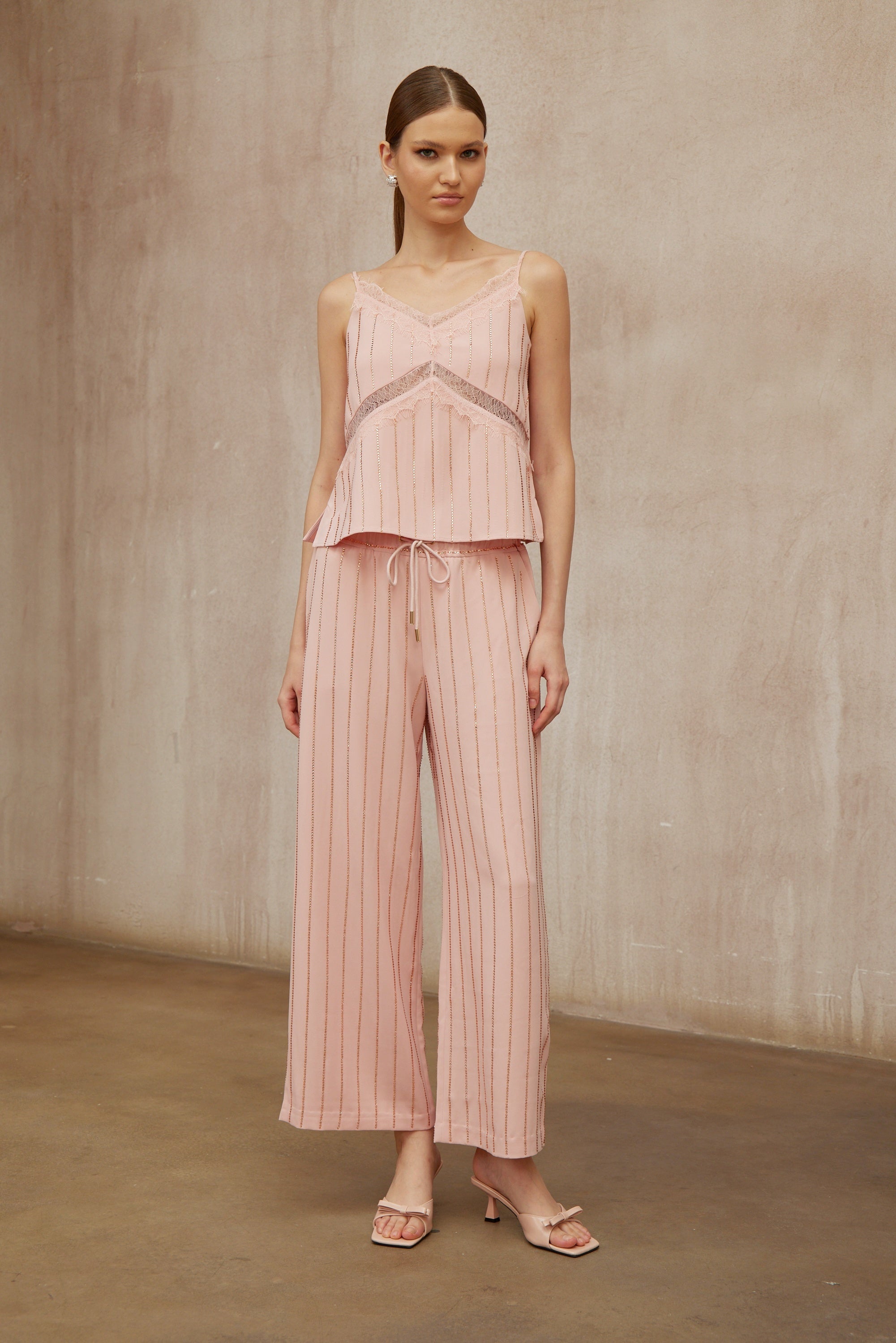 طقم كوينسي الوردي المكون من بلوزة وبنطال مخططين مرصعين بأحجار الراين