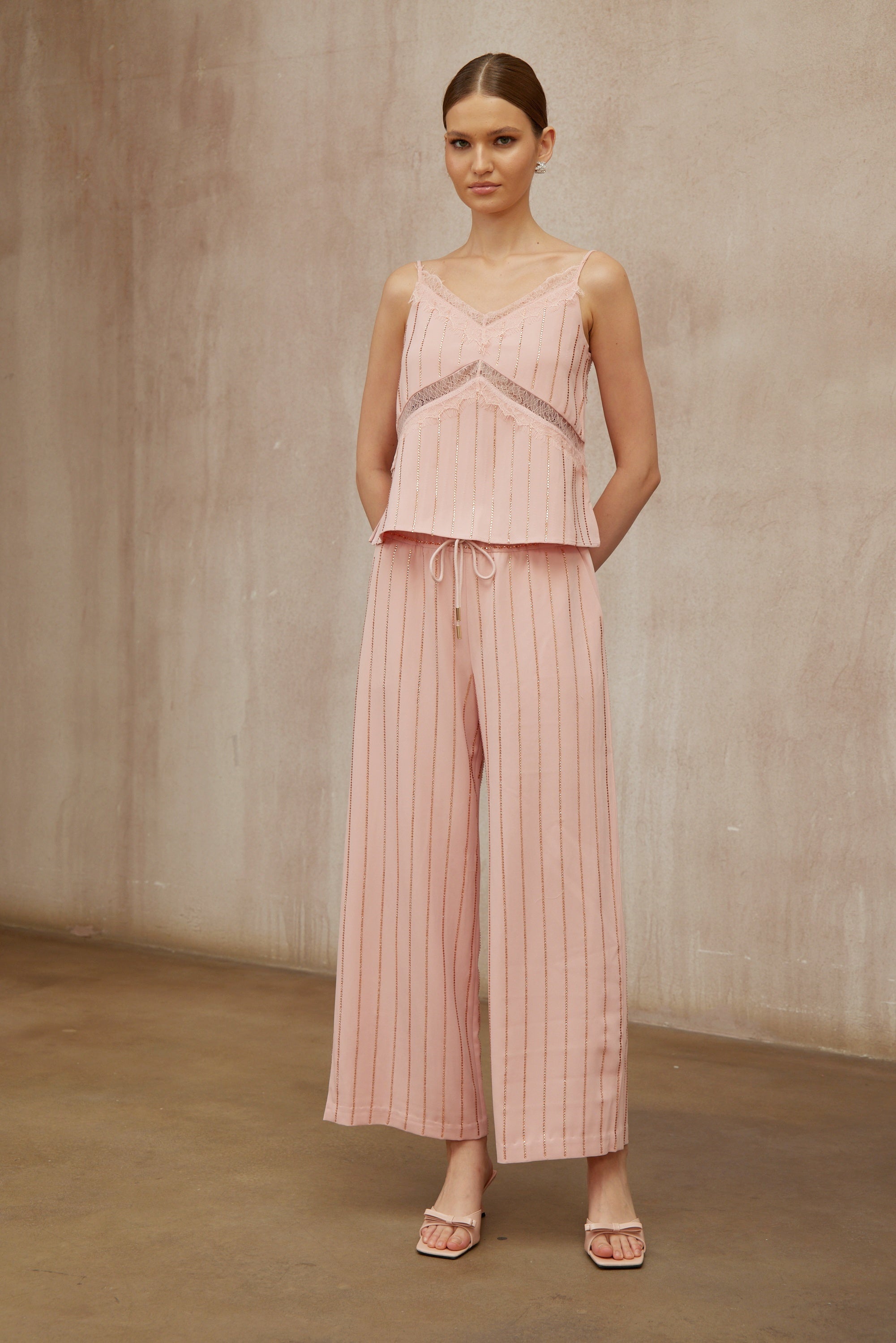 طقم كوينسي الوردي المكون من بلوزة وبنطال مخططين مرصعين بأحجار الراين