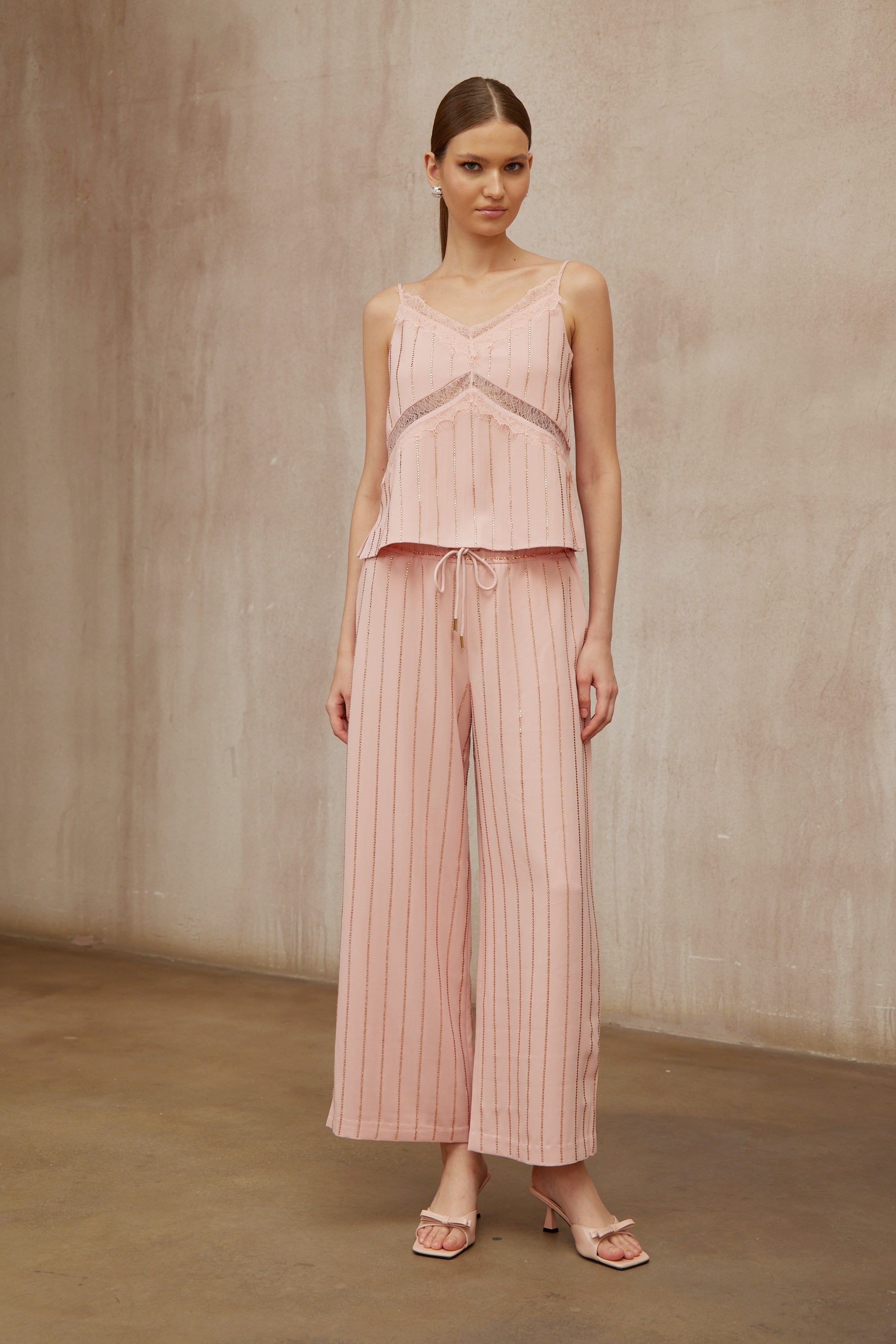 طقم كوينسي الوردي المكون من بلوزة وبنطال مخططين مرصعين بأحجار الراين