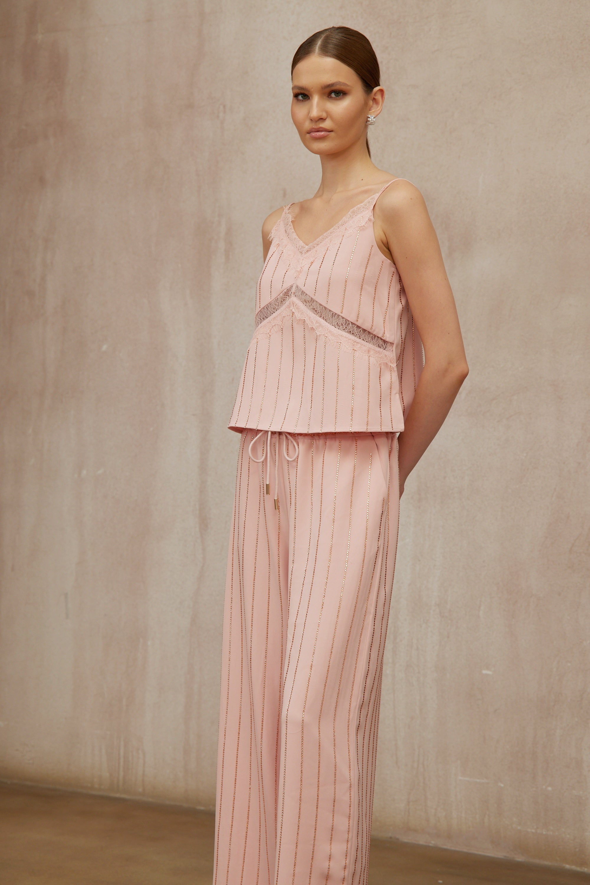 طقم كوينسي الوردي المكون من بلوزة وبنطال مخططين مرصعين بأحجار الراين