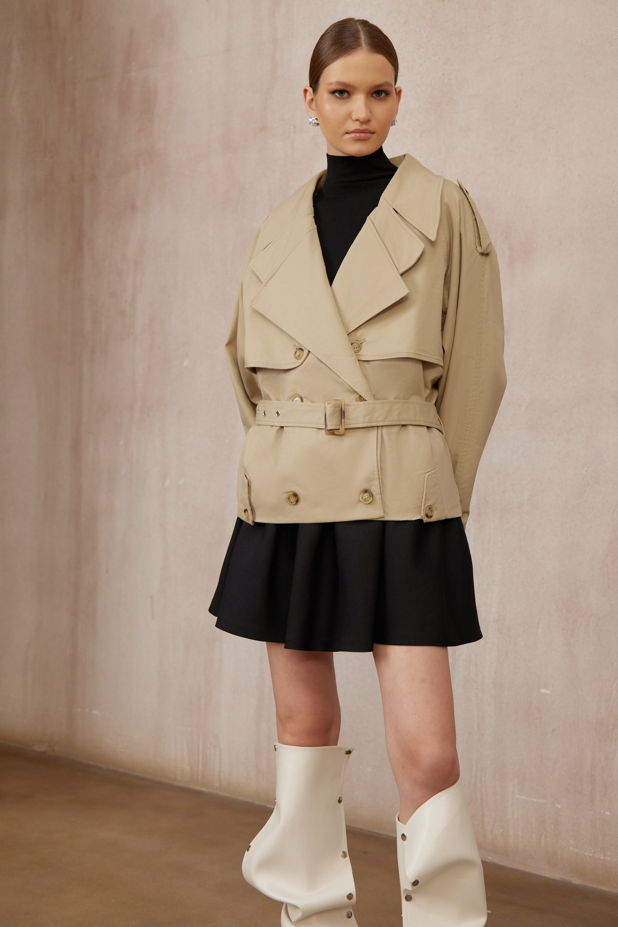 معطف ترينش قصير بلون الكاكي ذو صفين أزرار من ساندرا