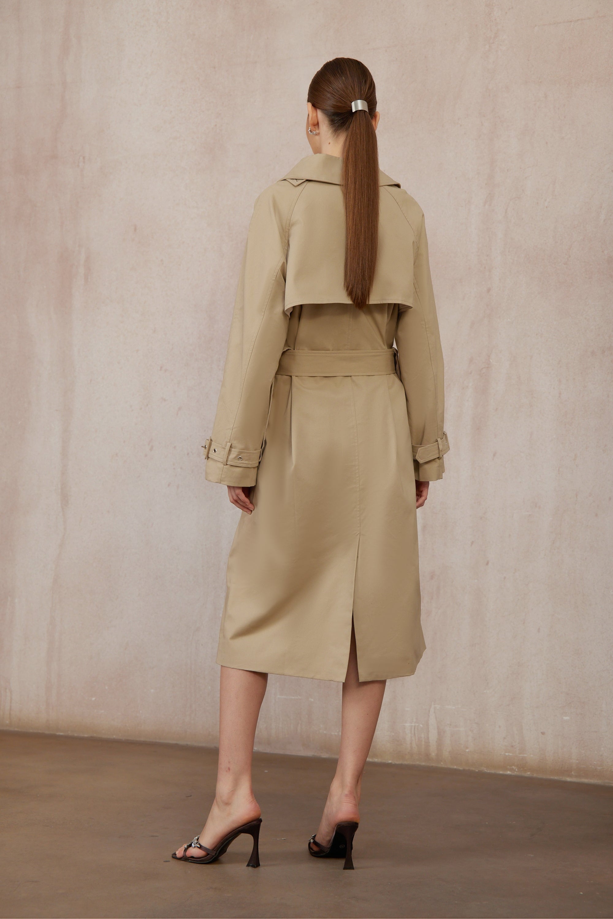 معطف ترينش طويل غير متماثل بلون الكاكي راكيل