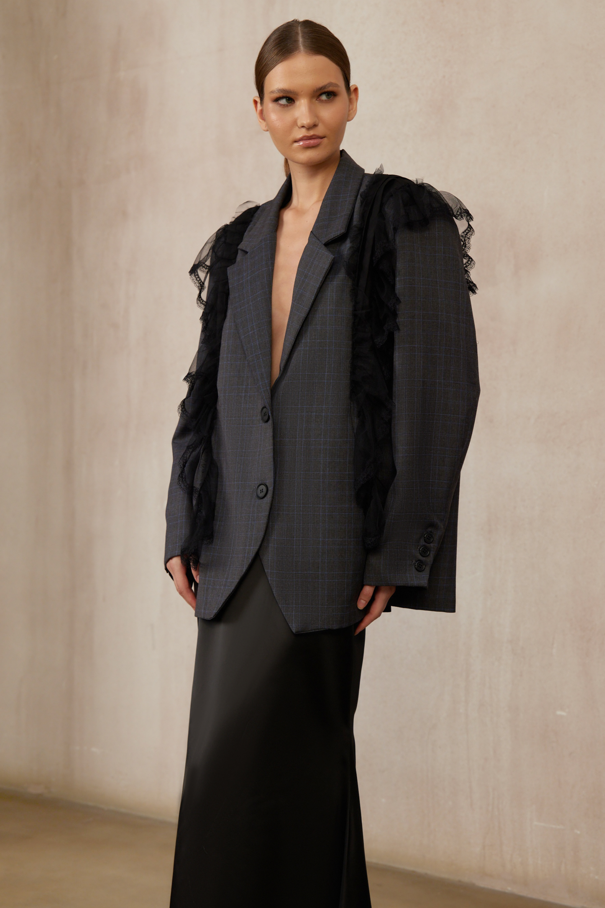 جاكيت بليزر مخطط بتصميم شبكي من الدانتيل باللون الرمادي من ربيكا