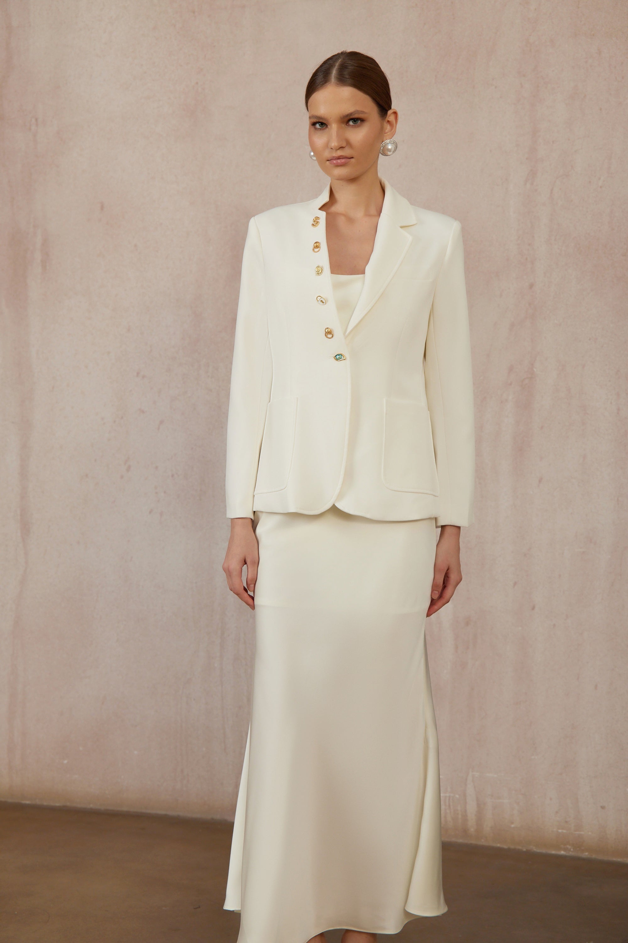 سترة روزالي البيضاء المزخرفة بأزرار غير متماثلة