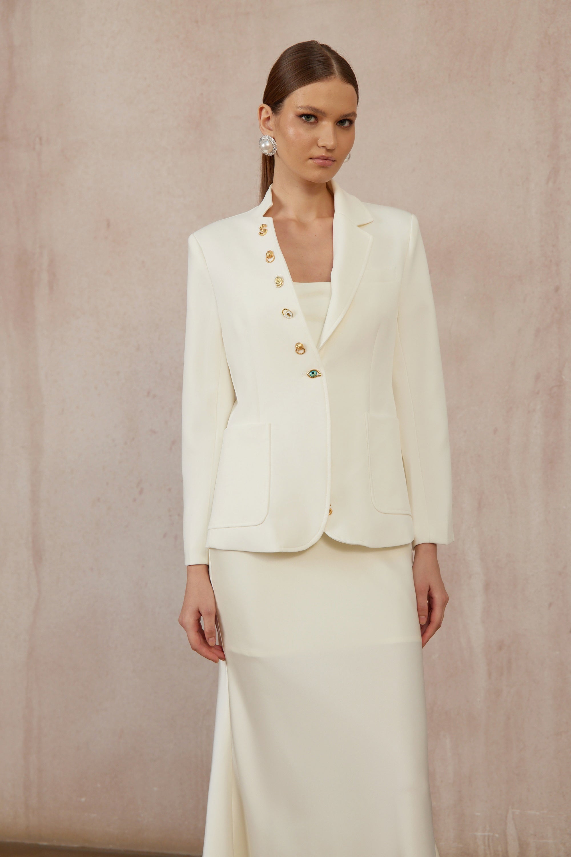 سترة روزالي البيضاء المزخرفة بأزرار غير متماثلة