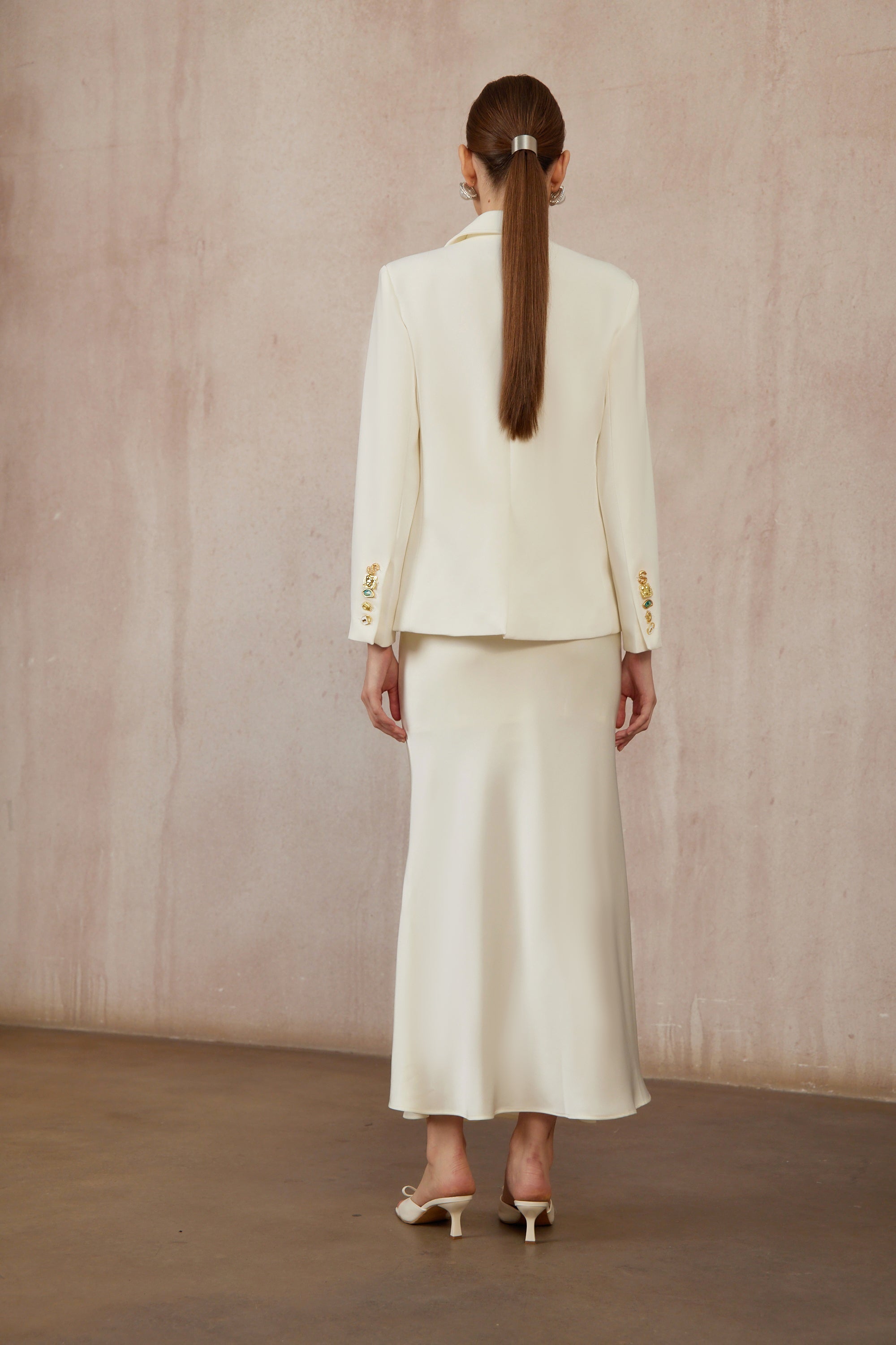 سترة روزالي البيضاء المزخرفة بأزرار غير متماثلة