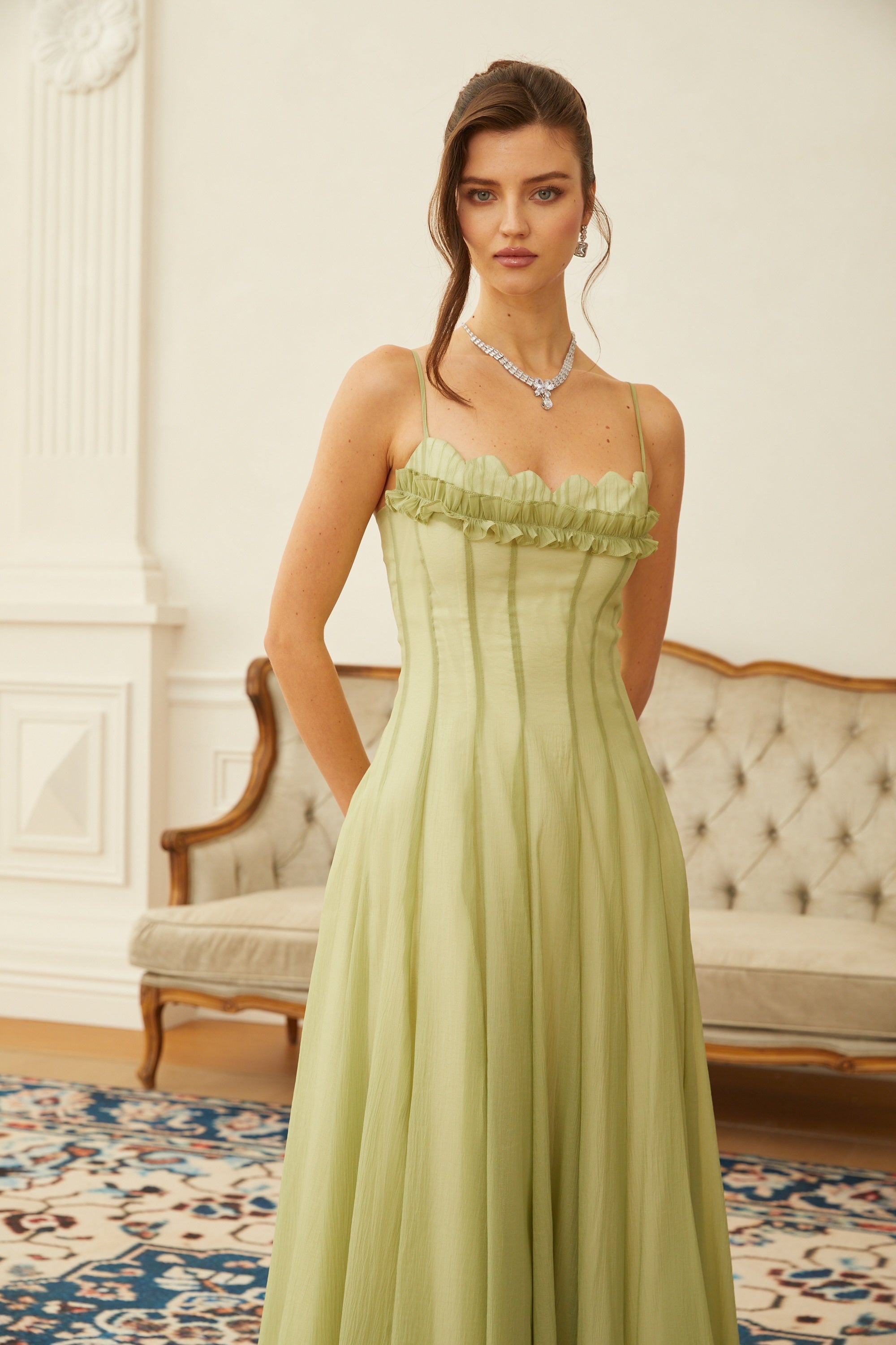 فستان ماكسي من التول المكشكش باللون الماتشا