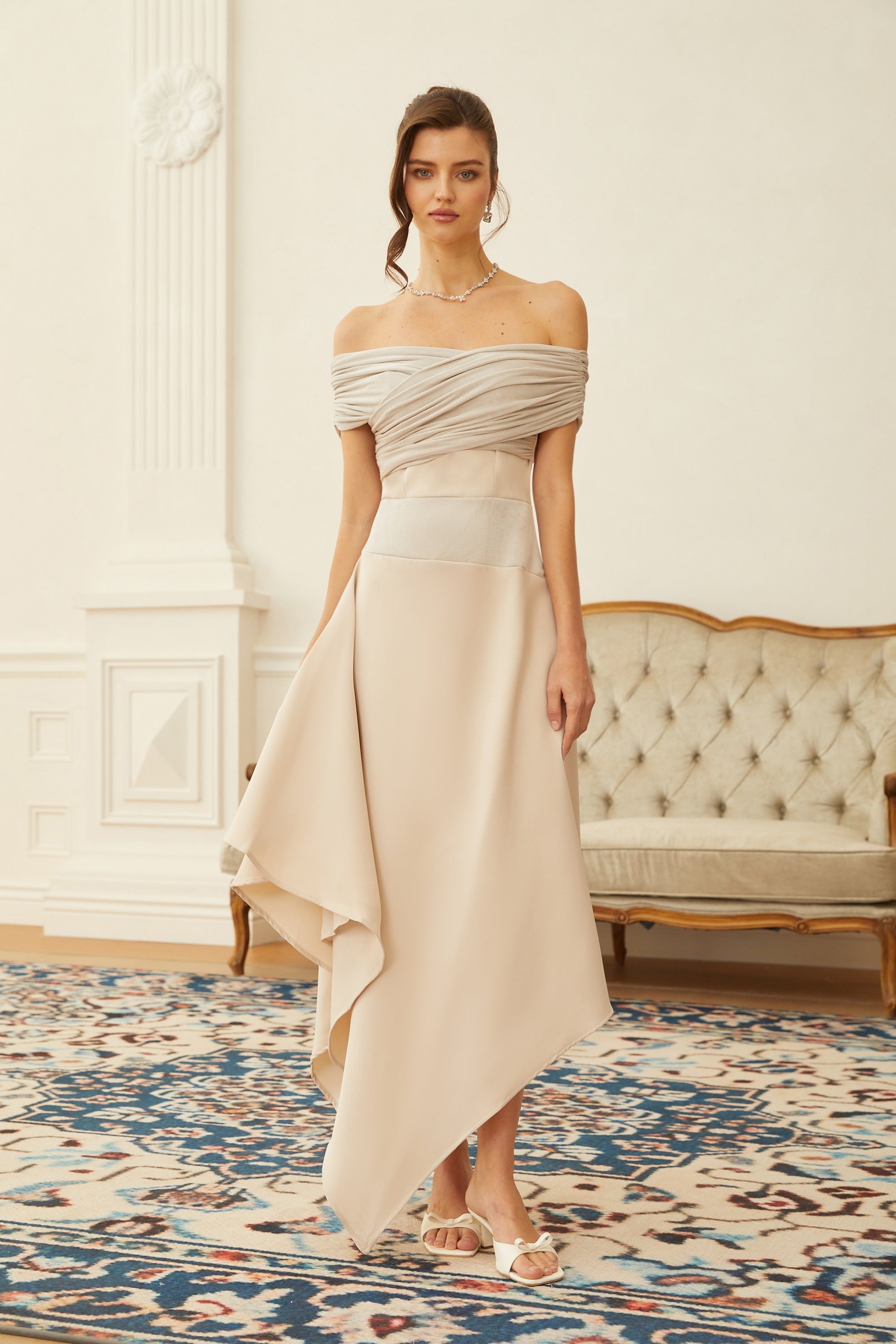 فستان ميدي غير متماثل من Aigline بتصميم مطوّع وبلون محايد.