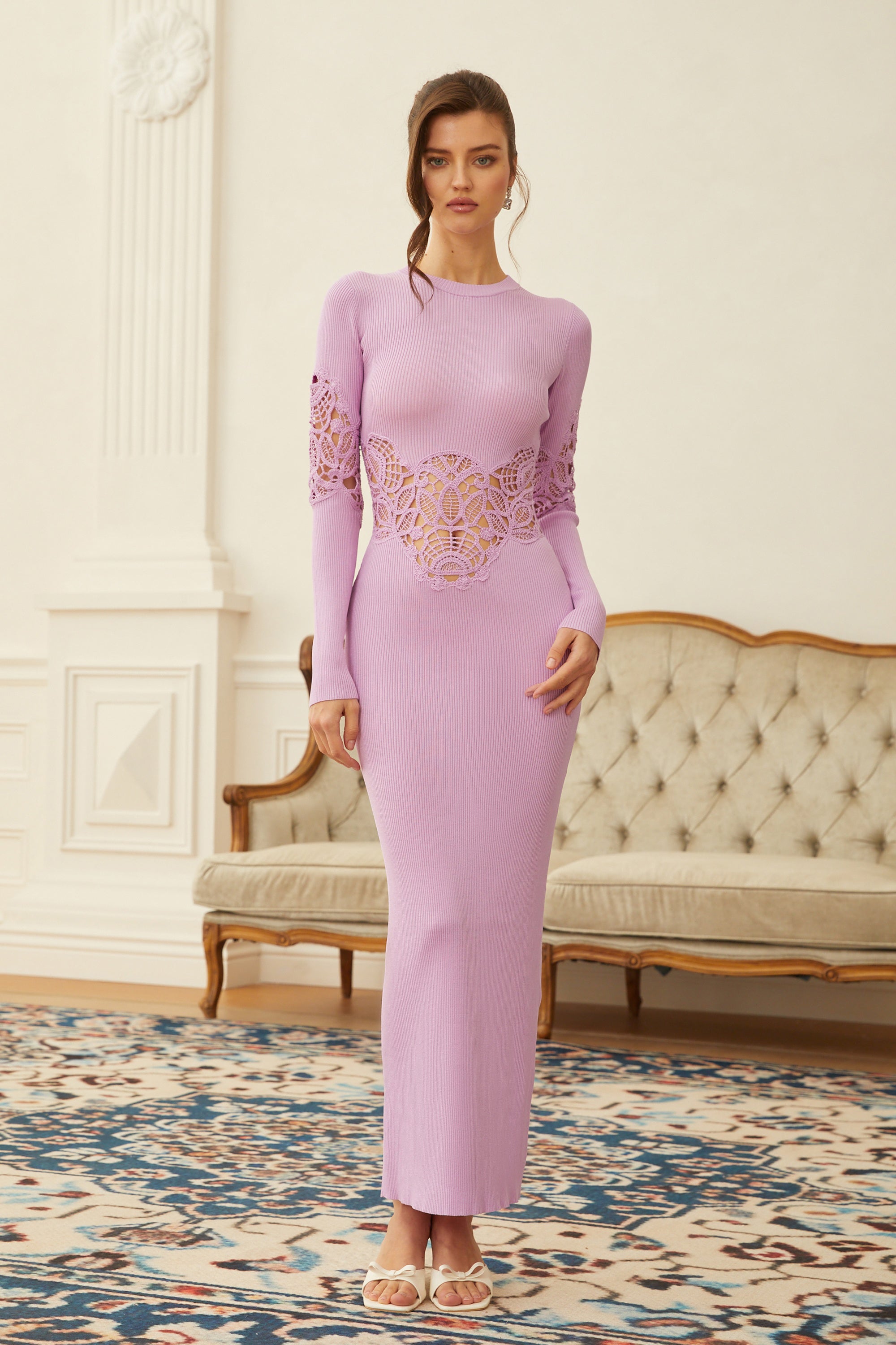 فستان ماكسي من Amanda، مصنوع من نسيج محبوك منسوج، مزين بألواح من الدانتيل الأرجواني.