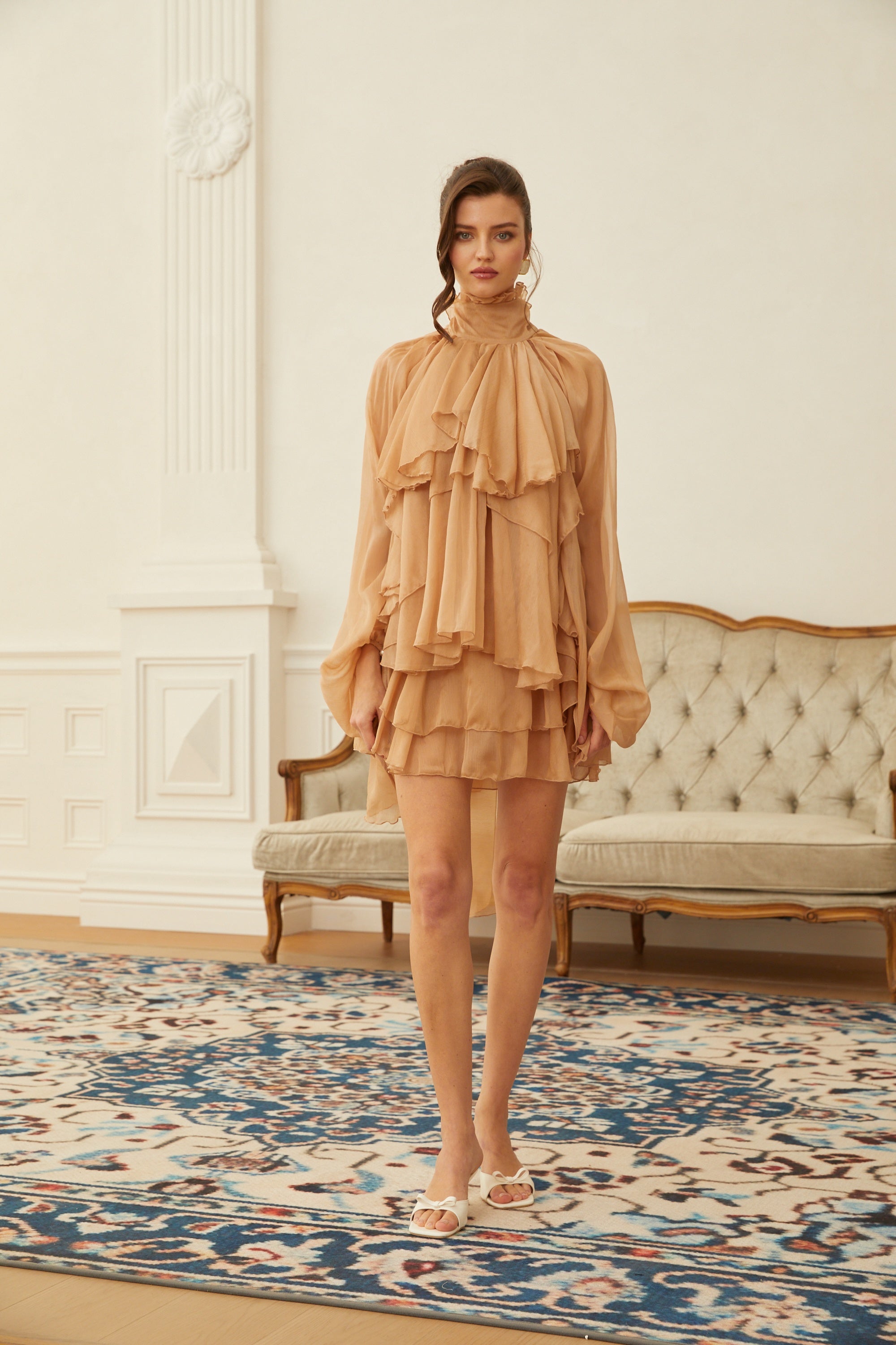 طقم بلوزة وتنورة من الشيفون متعدد الطبقات ومزينة بالتجعيدات باللون البني الزيتوني