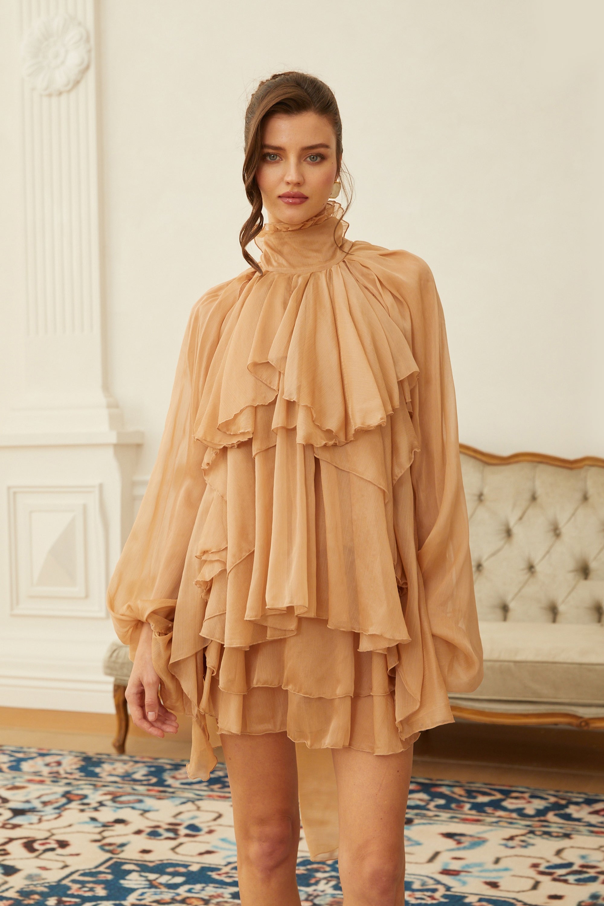 طقم بلوزة وتنورة من الشيفون متعدد الطبقات ومزينة بالتجعيدات باللون البني الزيتوني