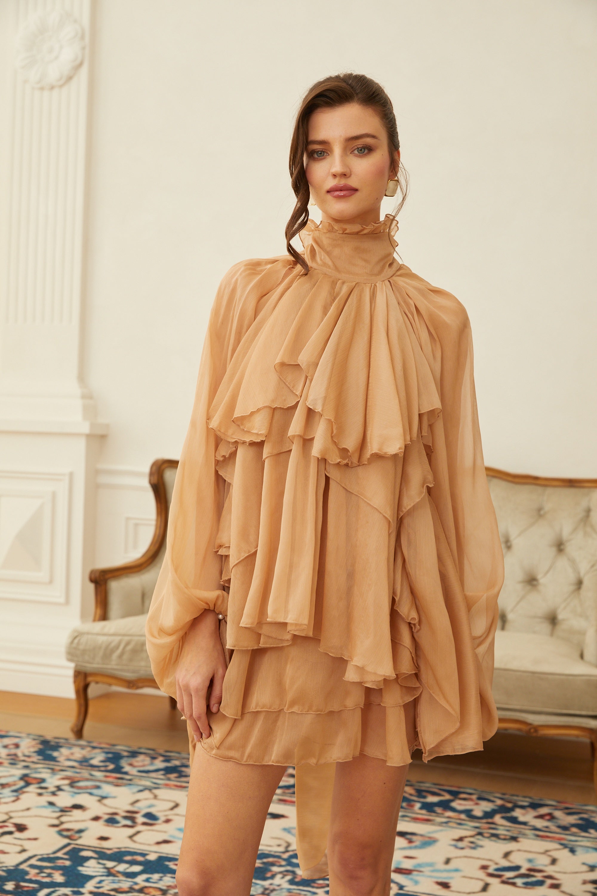 طقم بلوزة وتنورة من الشيفون متعدد الطبقات ومزينة بالتجعيدات باللون البني الزيتوني