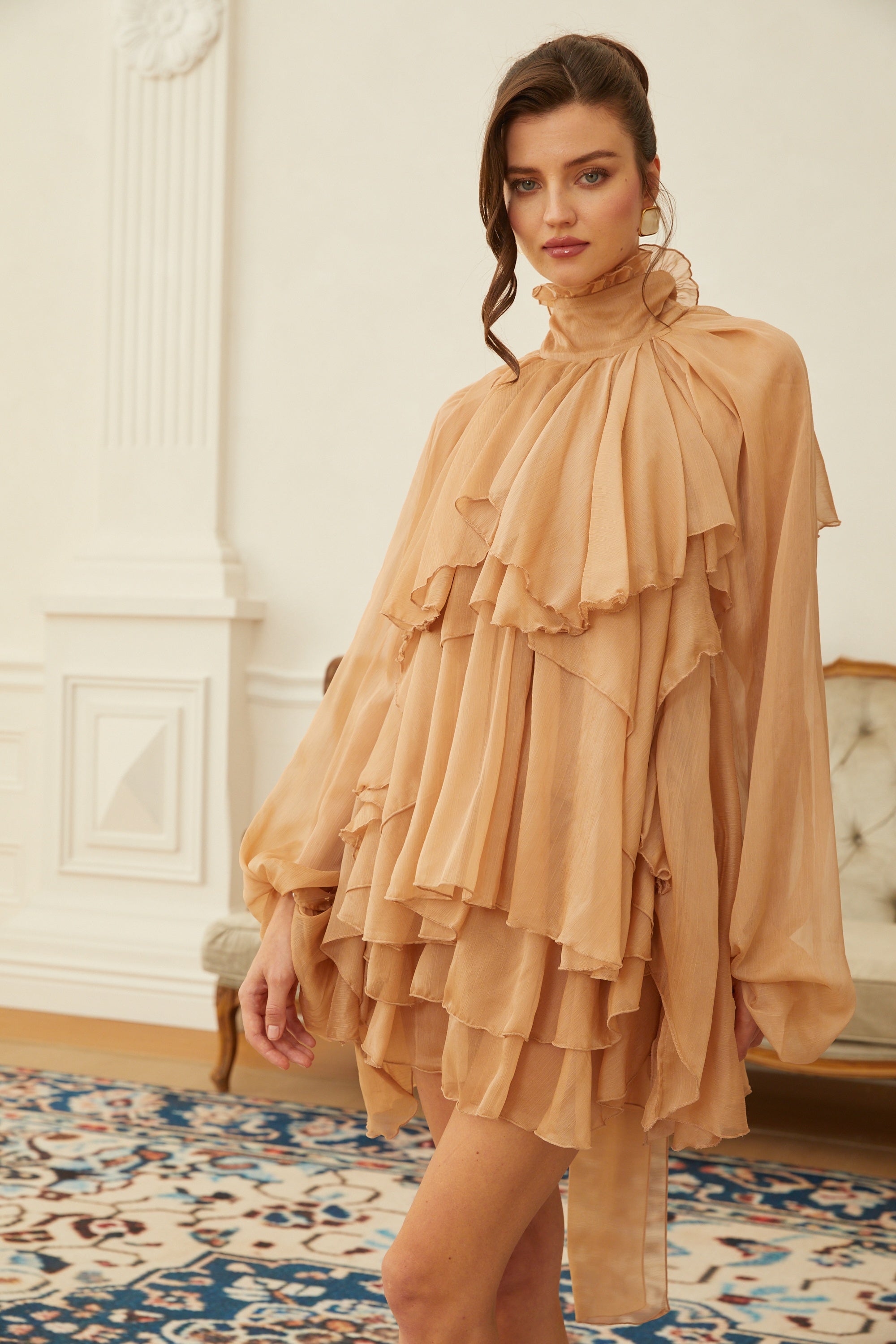 طقم بلوزة وتنورة من الشيفون متعدد الطبقات ومزينة بالتجعيدات باللون البني الزيتوني